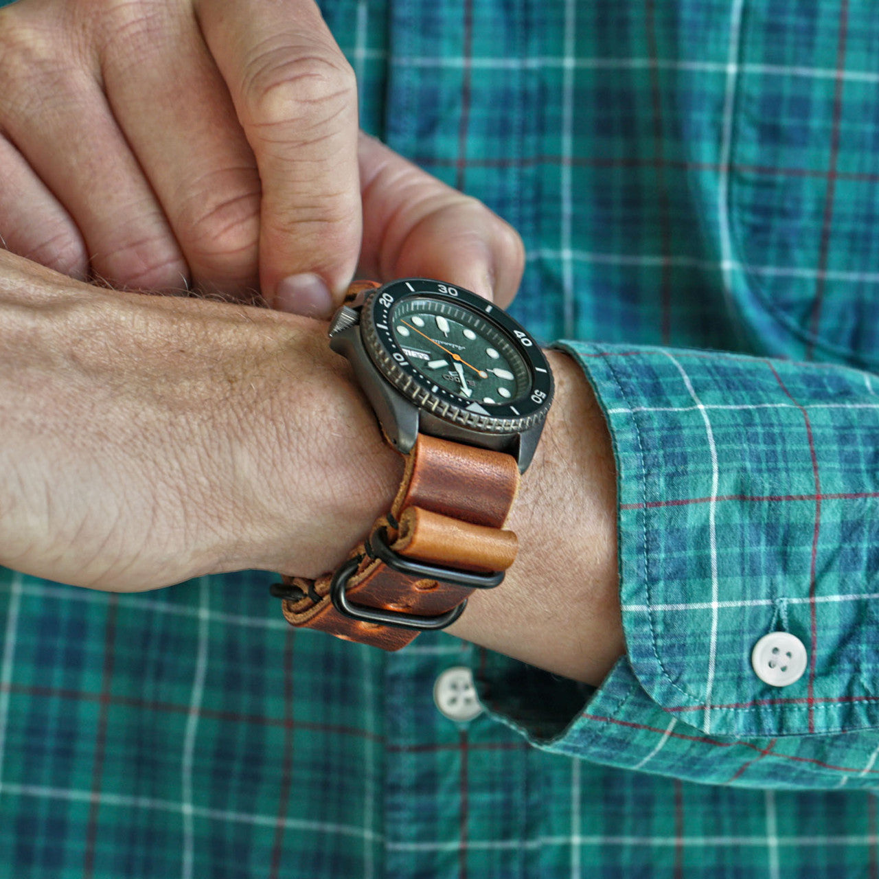 An application scenario or product detail of custom leather watch straps - Image 22