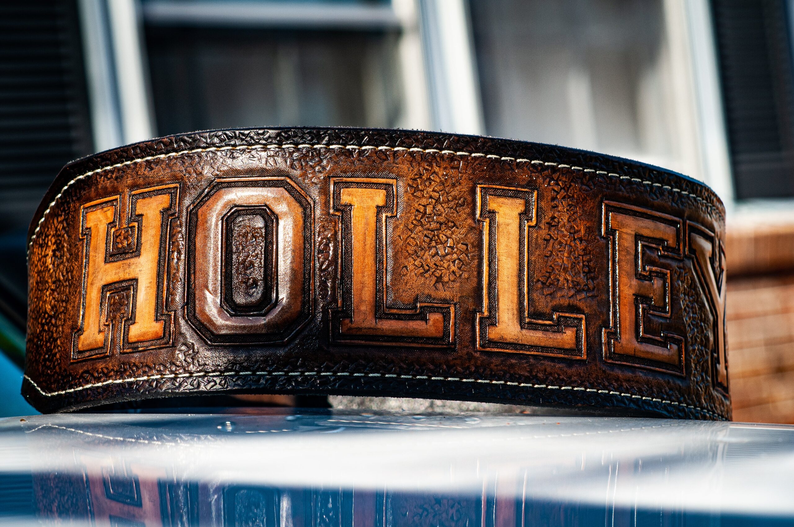 An application scenario or product detail of custom leather weightlifting belt - Image 5