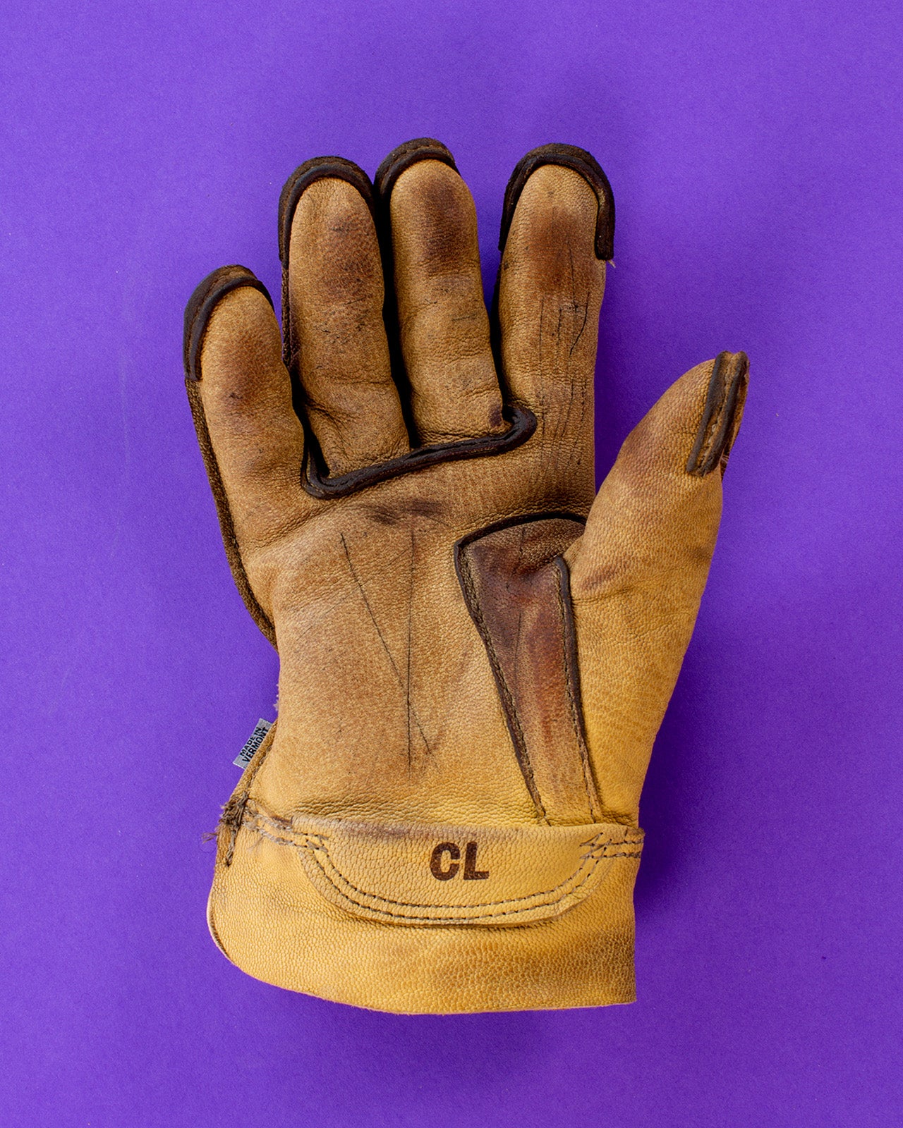 An application scenario or product detail of custom leather work gloves - Image 5