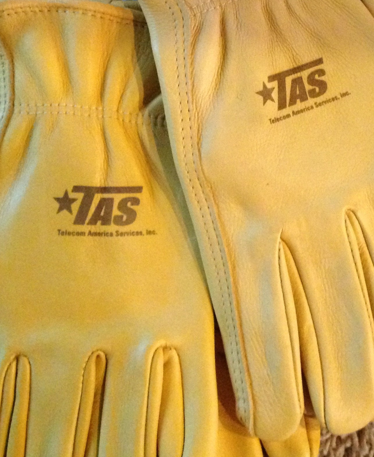 An application scenario or product detail of custom leather work gloves - Image 14