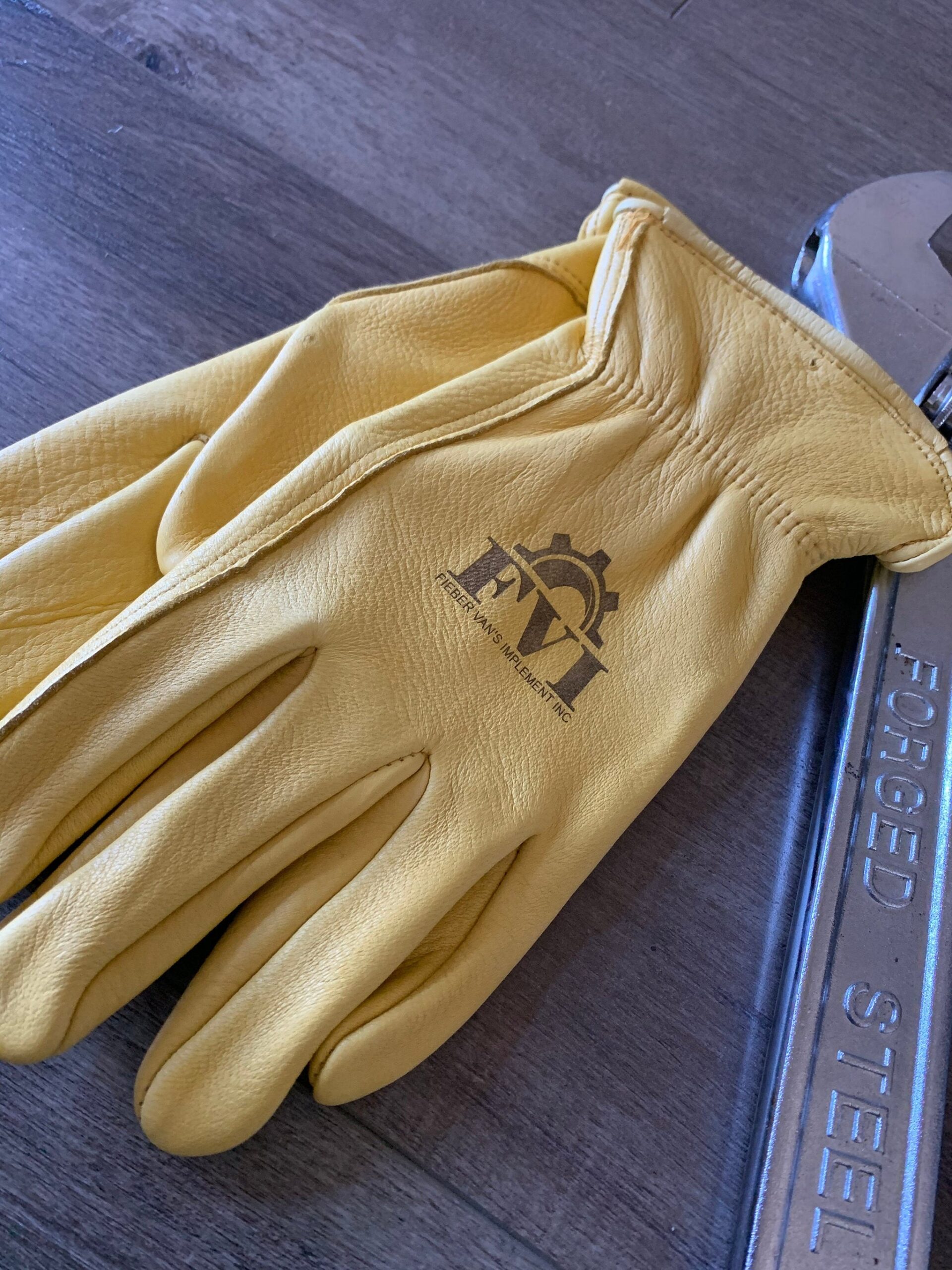 An application scenario or product detail of custom leather work gloves - Image 15