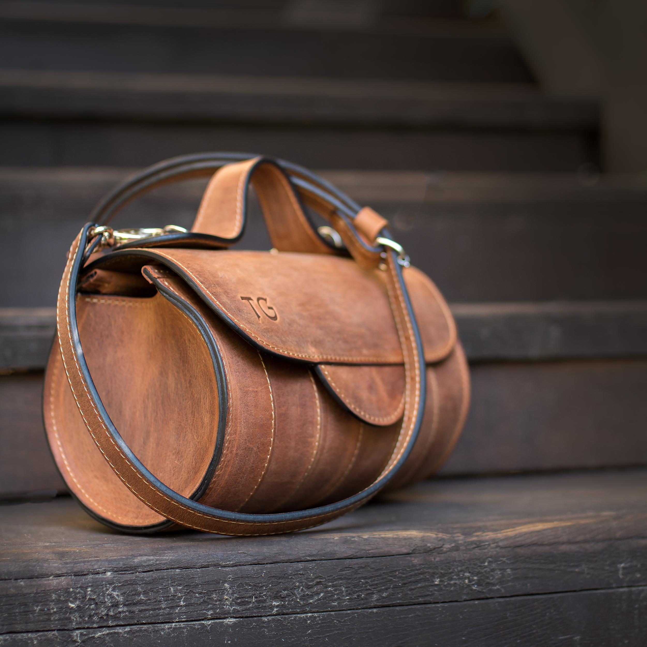 An application scenario or product detail of custom made leather bags - Image 11
