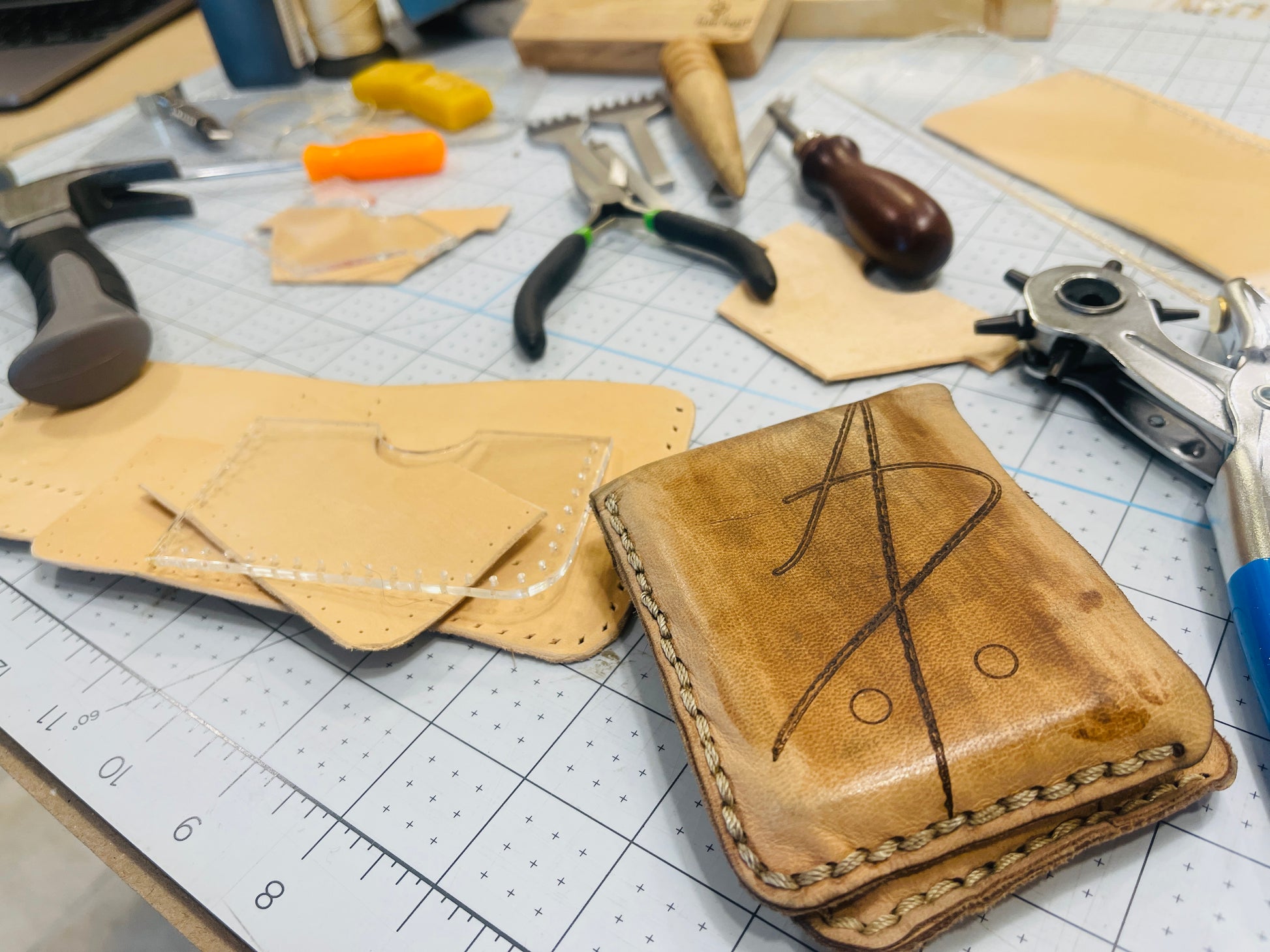 An application scenario or product detail of custom made leather wallets - Image 2