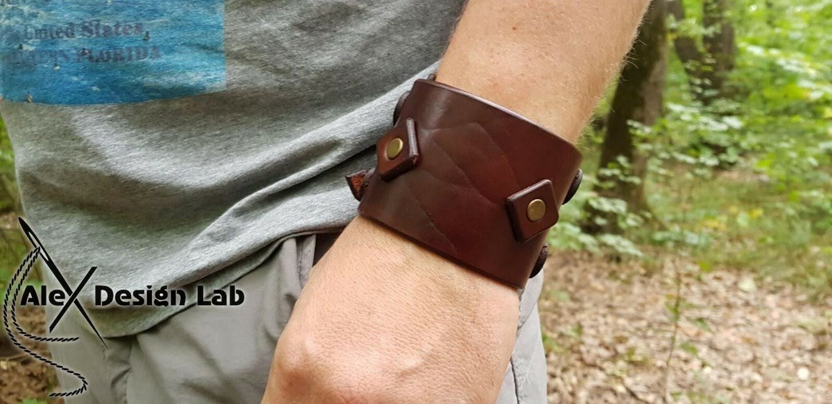 An application scenario or product detail of custom made leather wristbands - Image 14