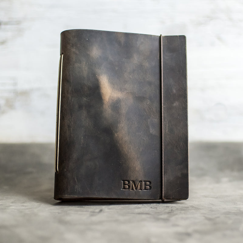 An application scenario or product detail of customized leather journal - Image 12