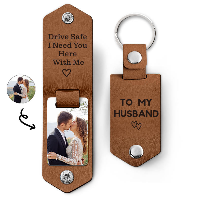 An application scenario or product detail of customized leather keychain - Image 14