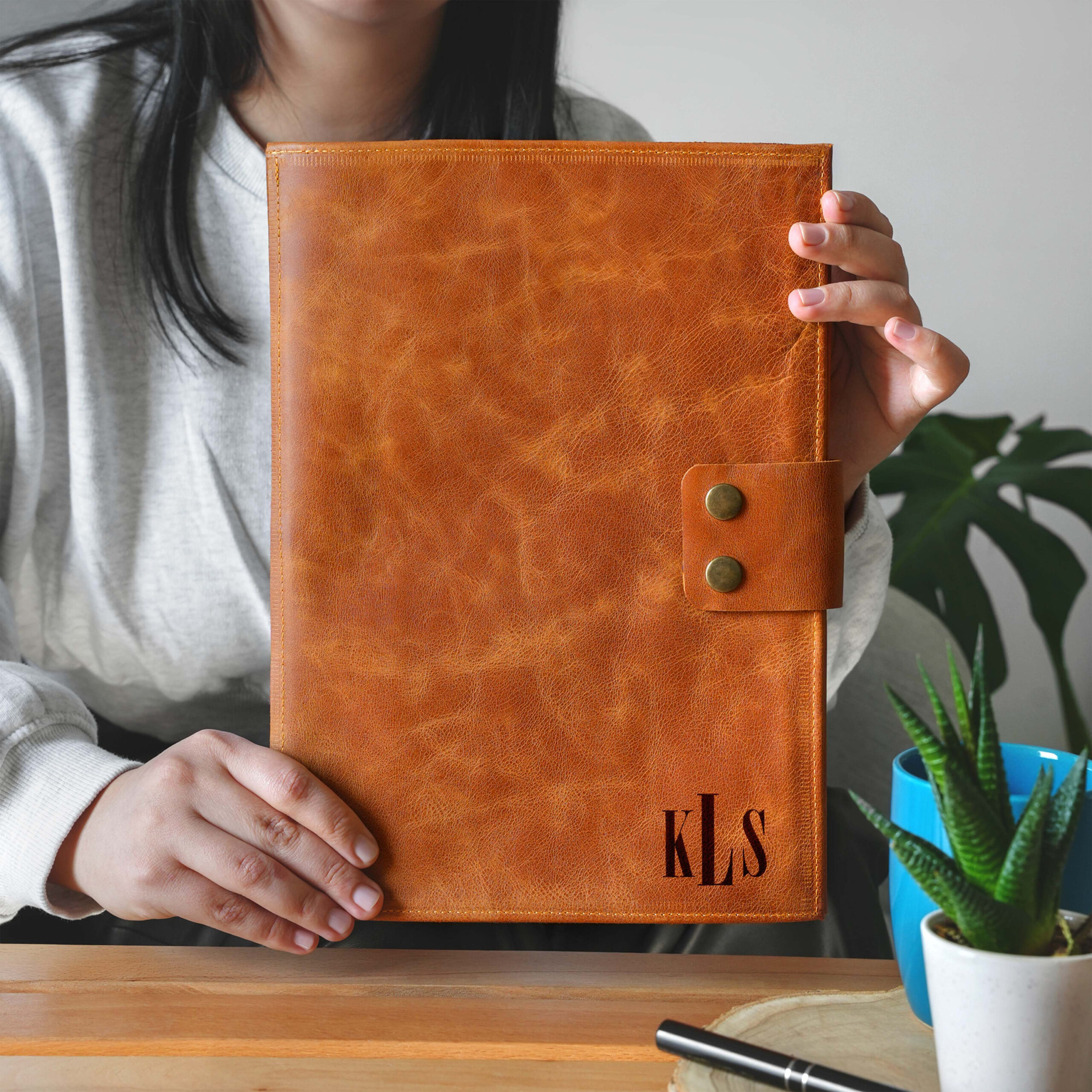 An application scenario or product detail of customized leather padfolio - Image 10