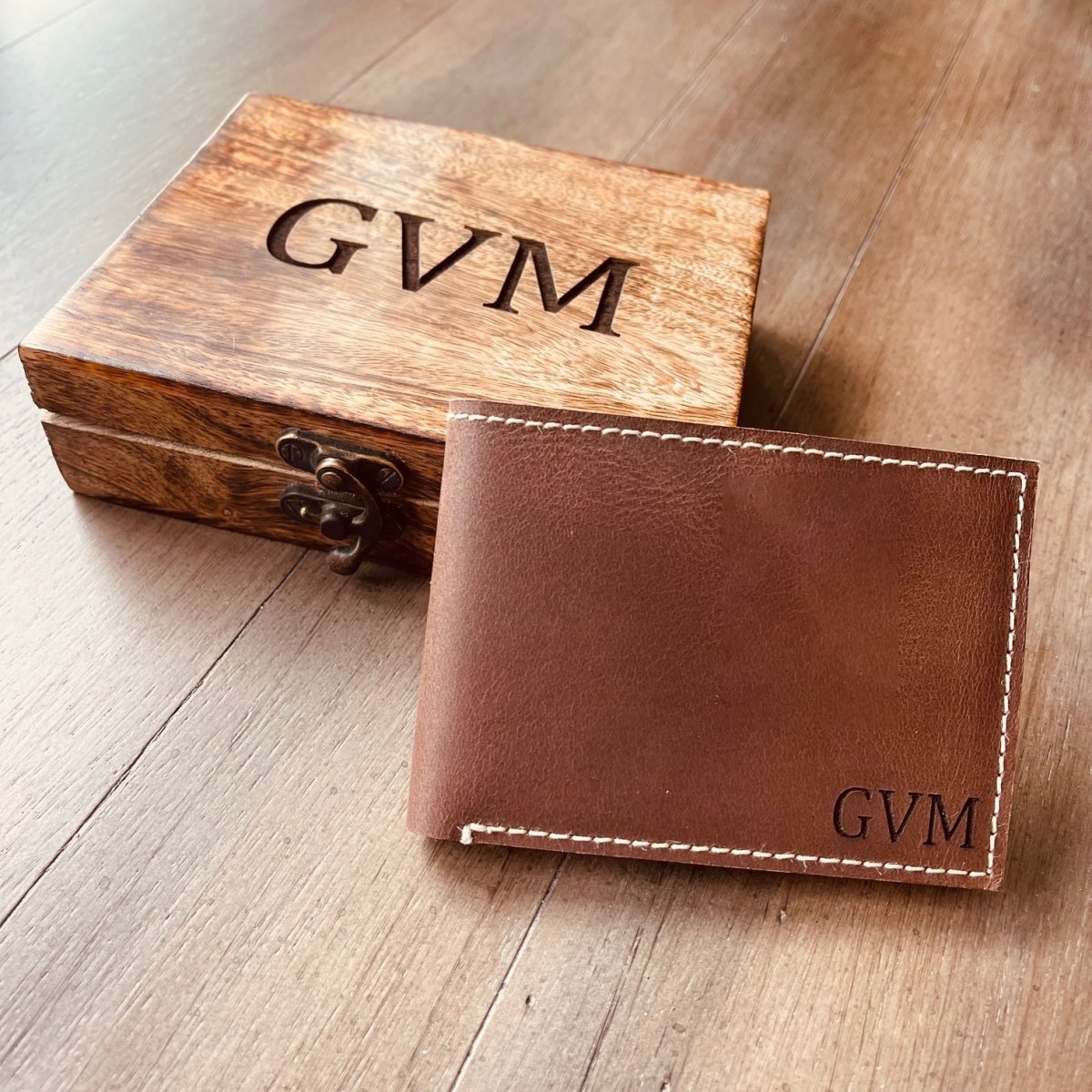 An application scenario or product detail of customized leather wallet - Image 11