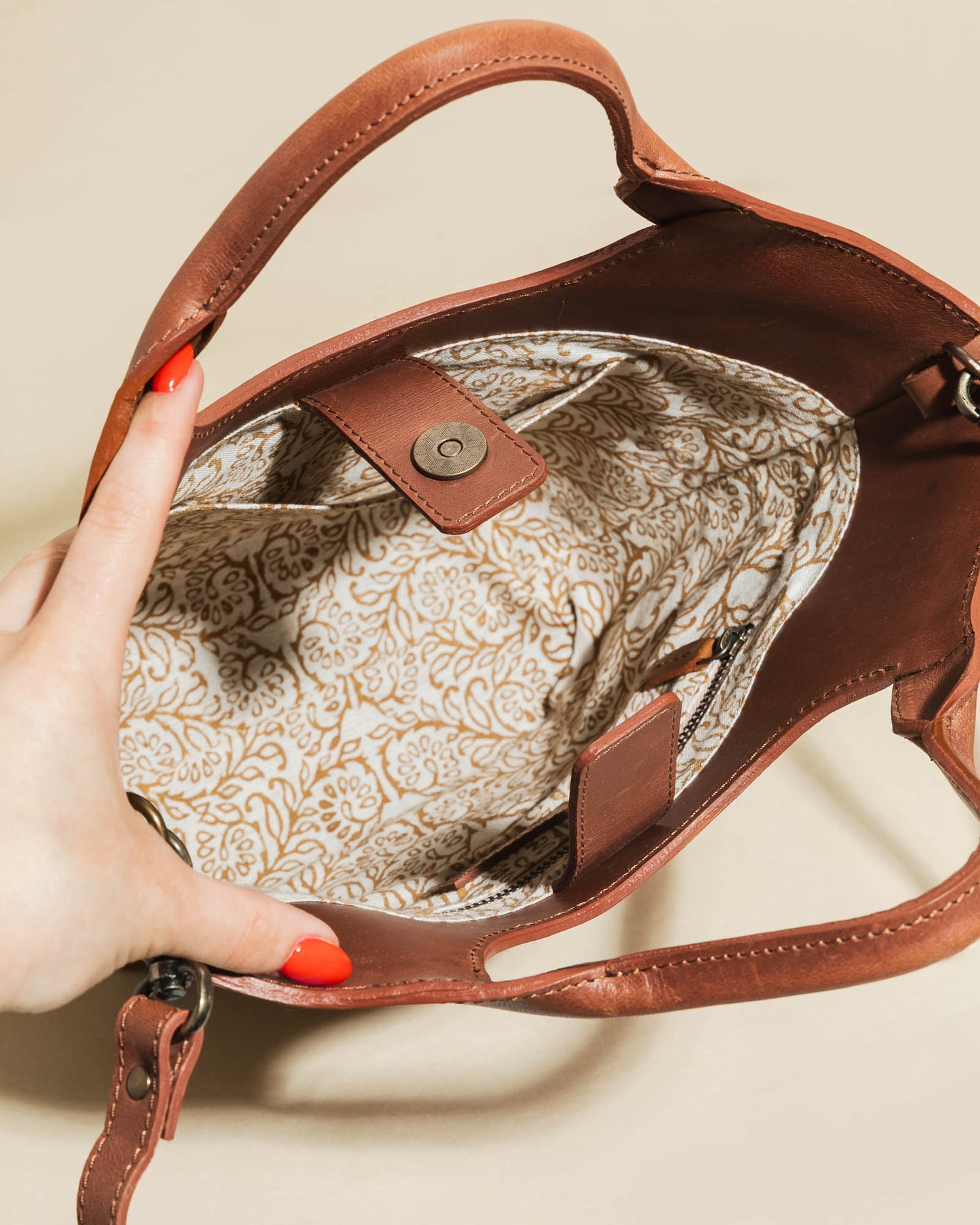 An application scenario or product detail of fair trade leather purse - Image 9