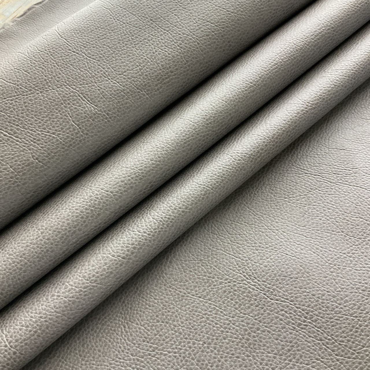 An application scenario or product detail of gray leather fabric - Image 5