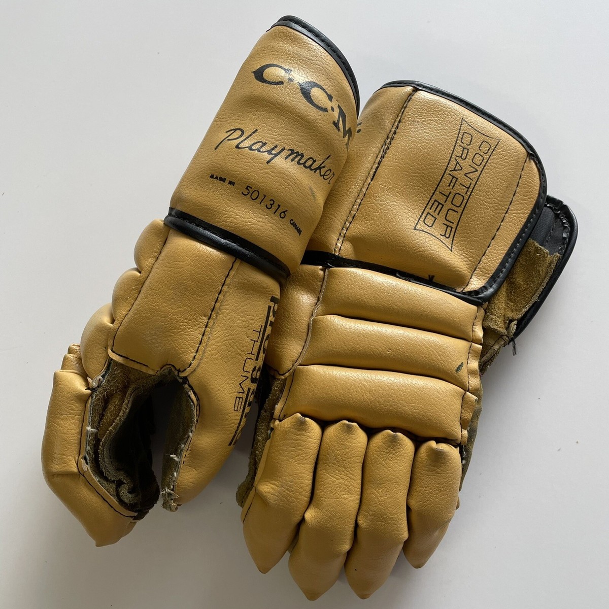 An application scenario or product detail of hockey gloves leather - Image 2