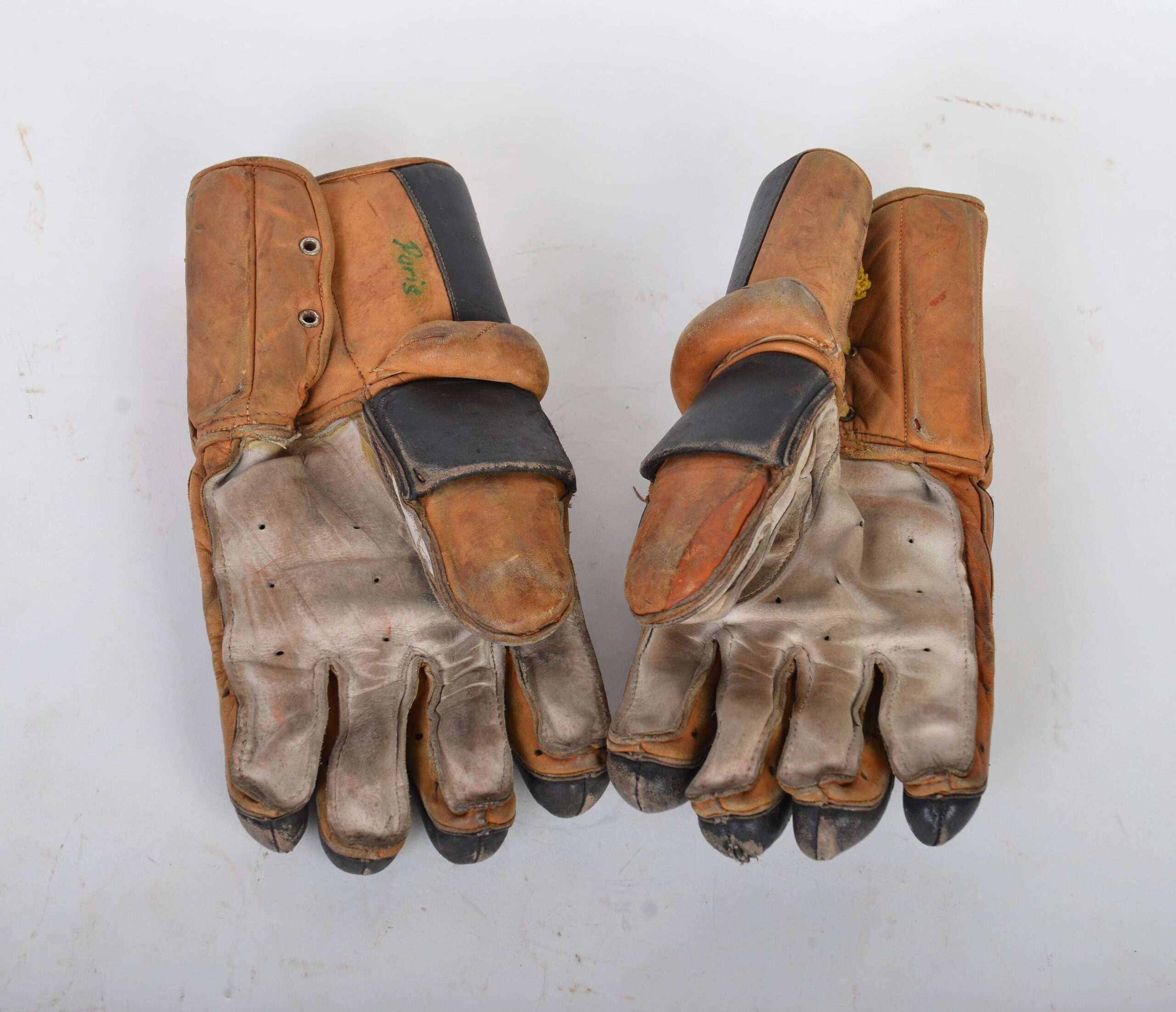 An application scenario or product detail of hockey gloves leather - Image 15