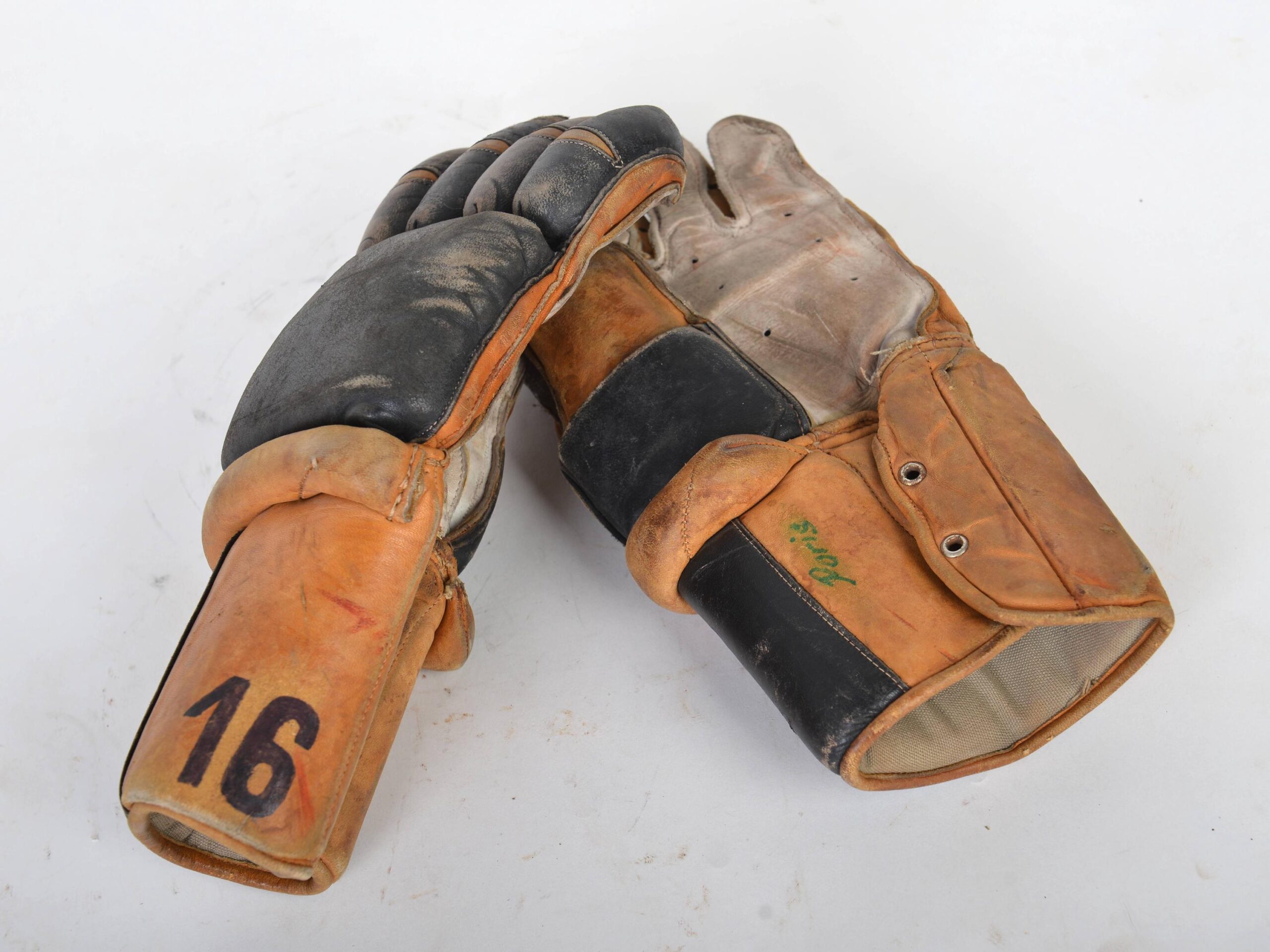 An application scenario or product detail of hockey gloves leather - Image 21