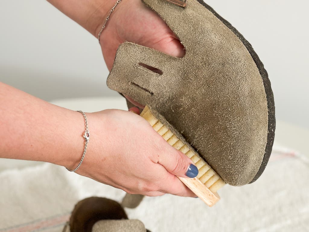 An application scenario or product detail of how do you clean suede leather - Image 5