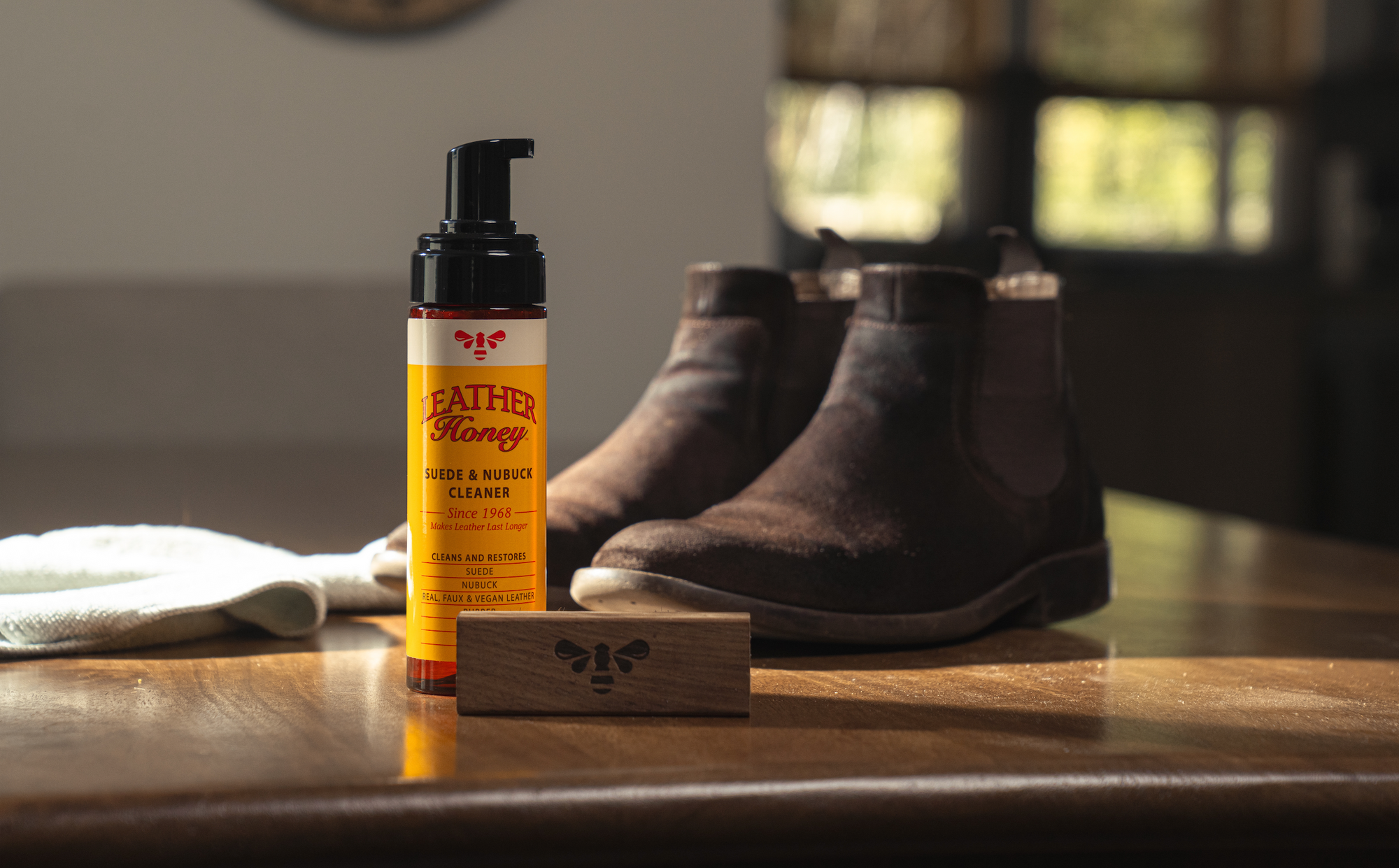 An application scenario or product detail of how to care for nubuck leather - Image 13