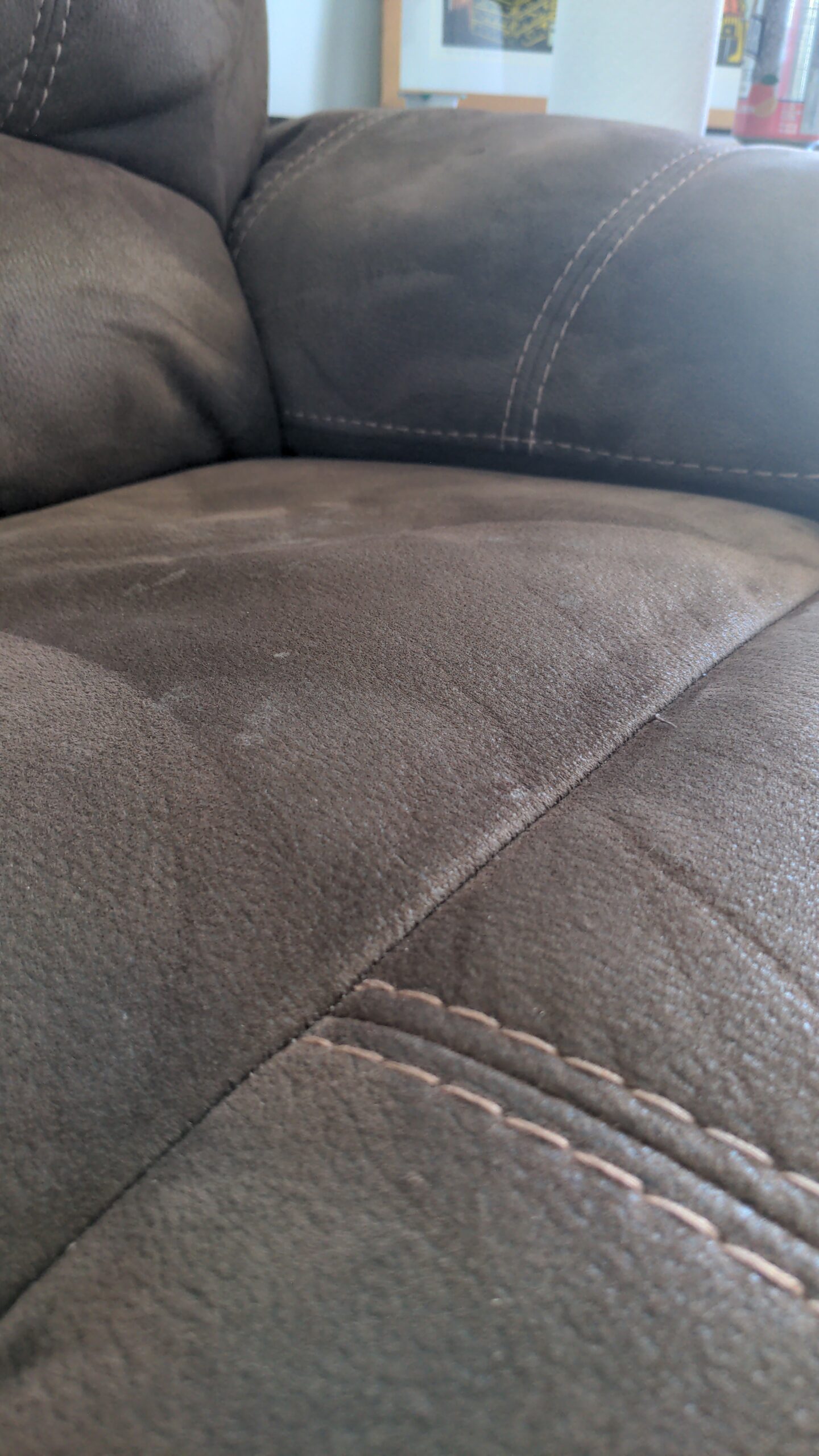 An application scenario or product detail of how to clean polyester couch that looks like leather - Image 6