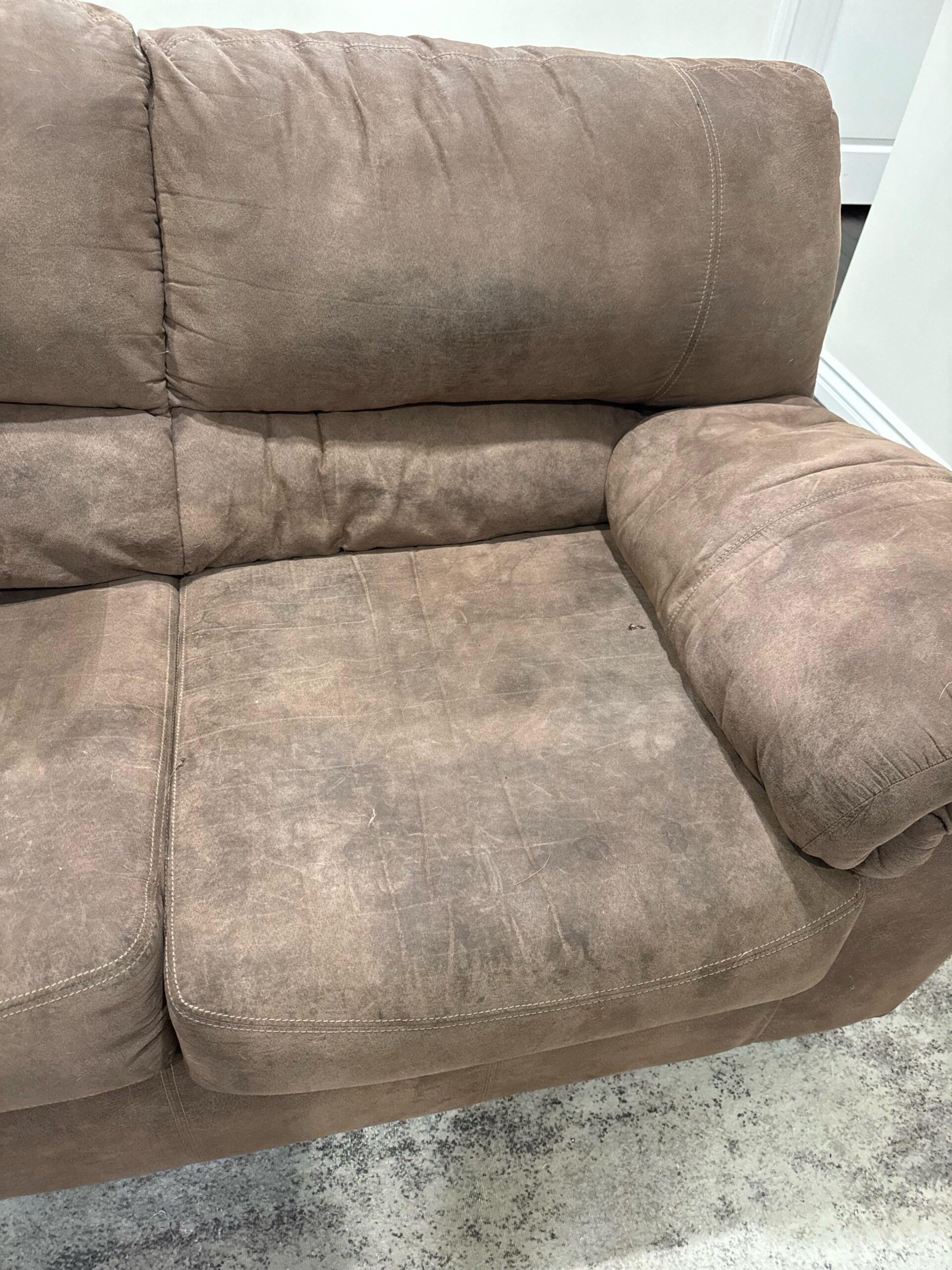 An application scenario or product detail of how to clean polyester couch that looks like leather - Image 16