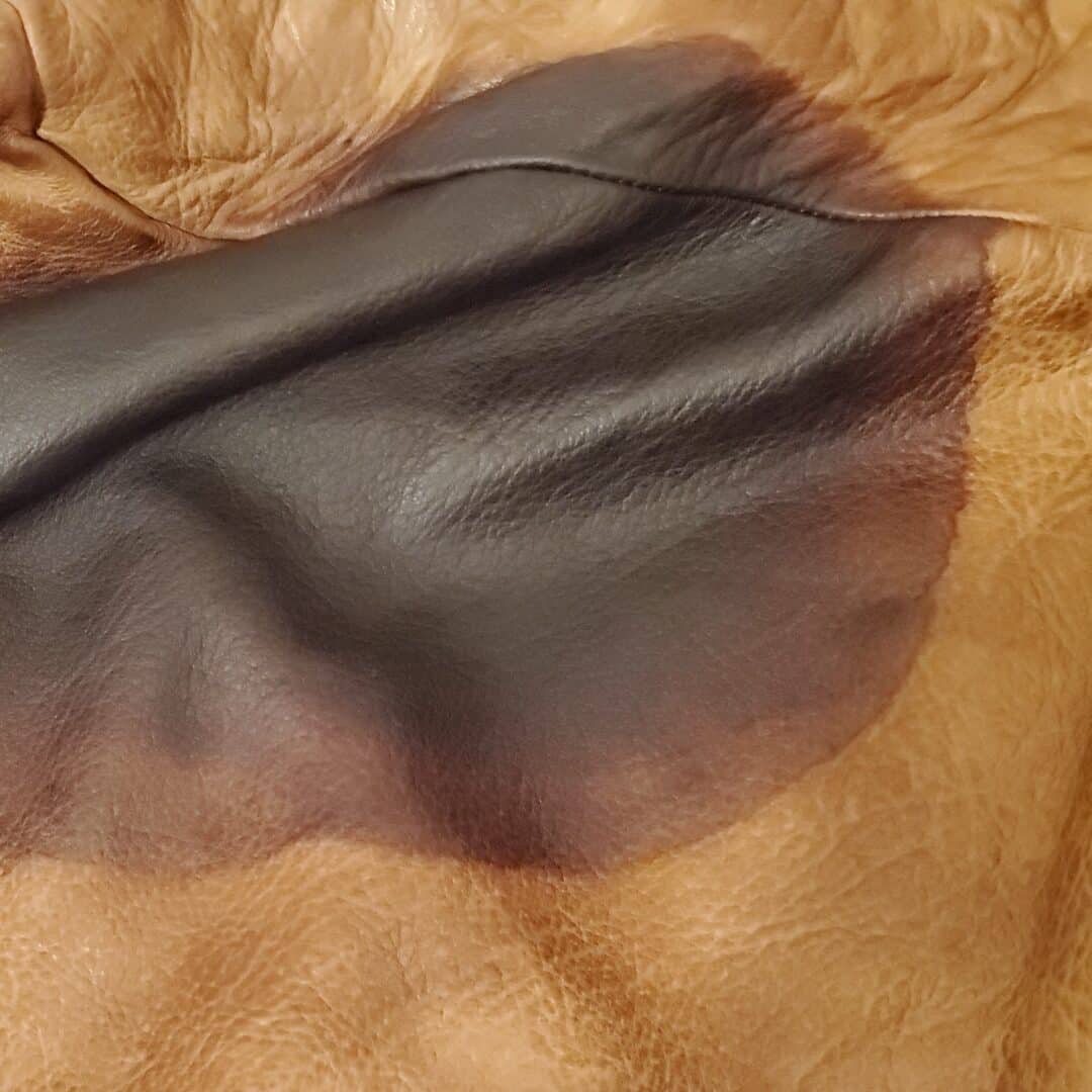 An application scenario or product detail of how to get rid of oil stains on leather - Image 15