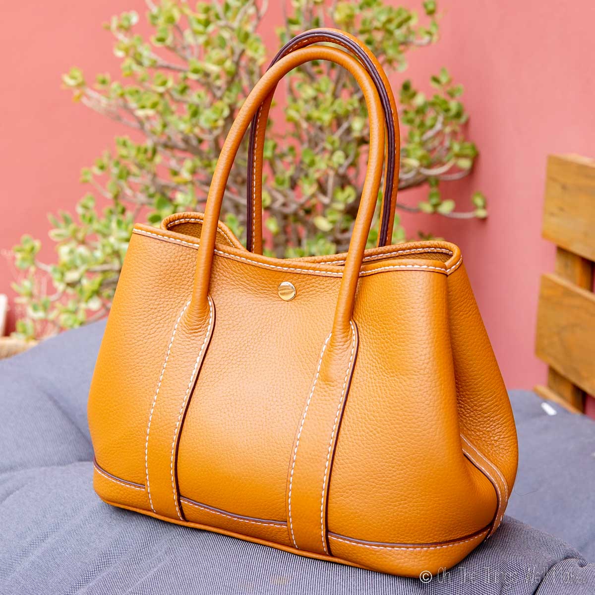 An application scenario or product detail of how to make a leather purse - Image 3