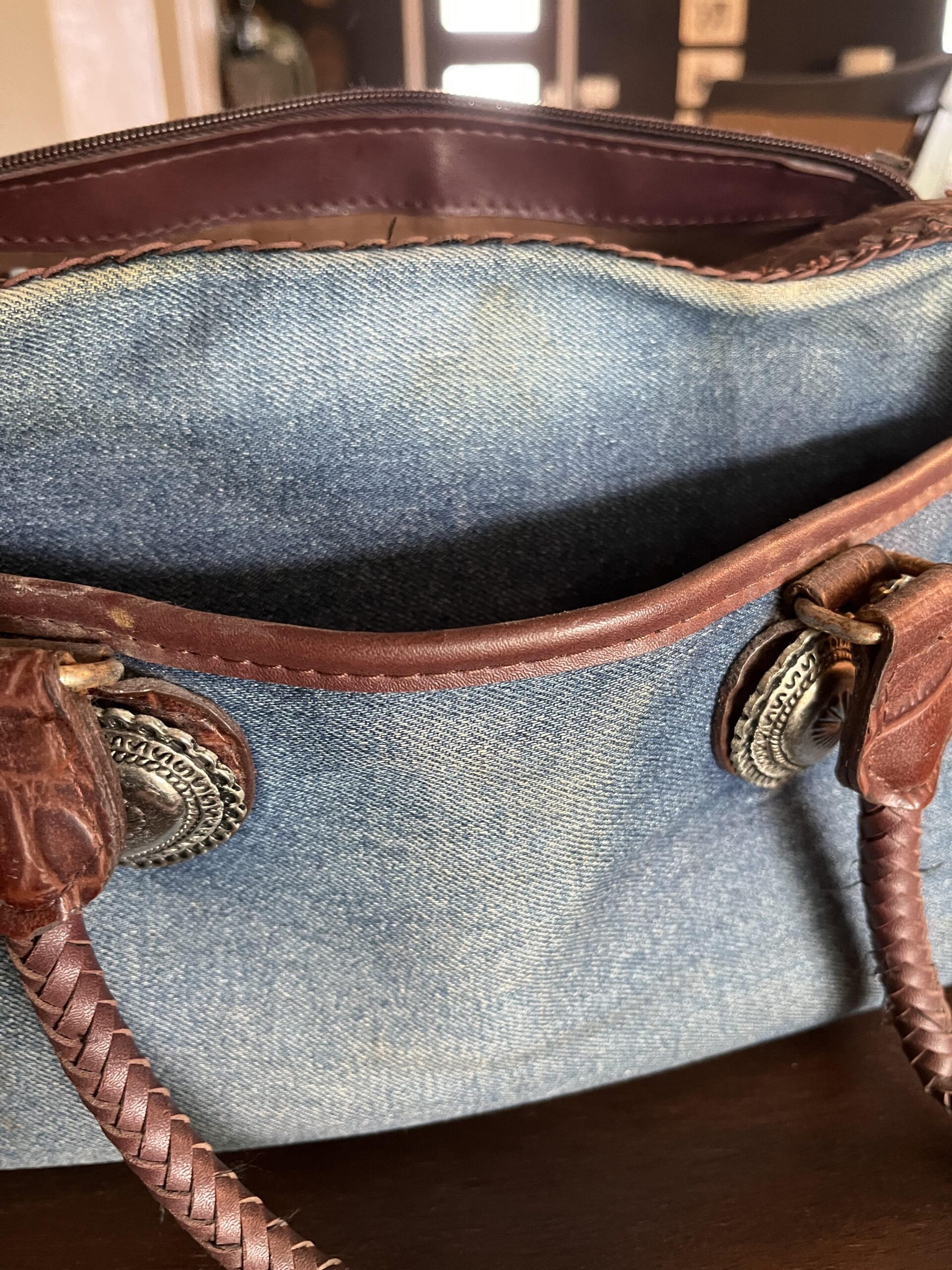 An application scenario or product detail of leather handbag cleaning service - Image 20