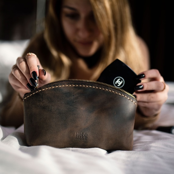 An application scenario or product detail of leather make up pouch - Image 4