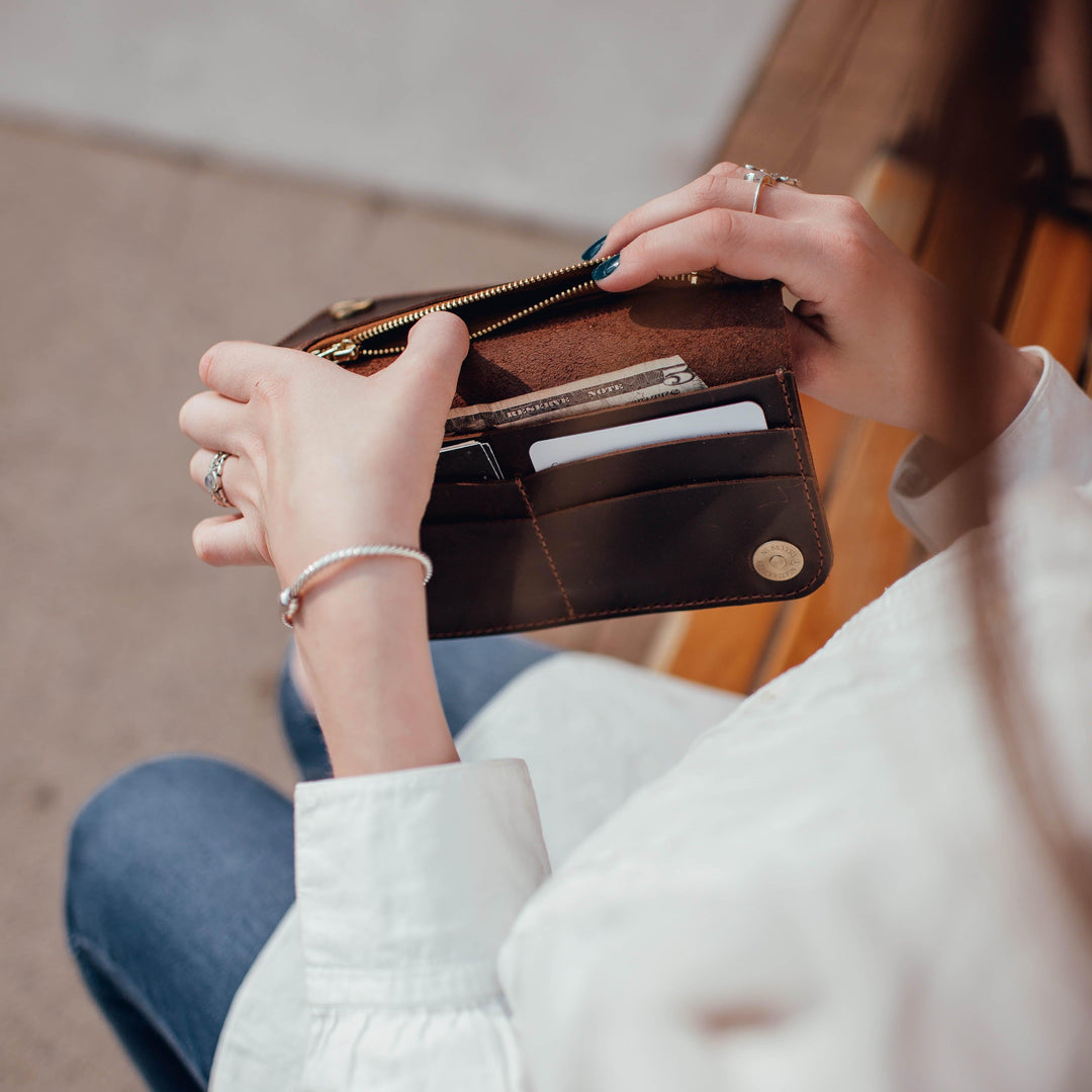 An application scenario or product detail of leather pocketbooks wholesale - Image 18