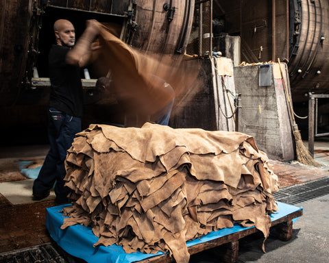 An application scenario or product detail of leather tanning solution - Image 4