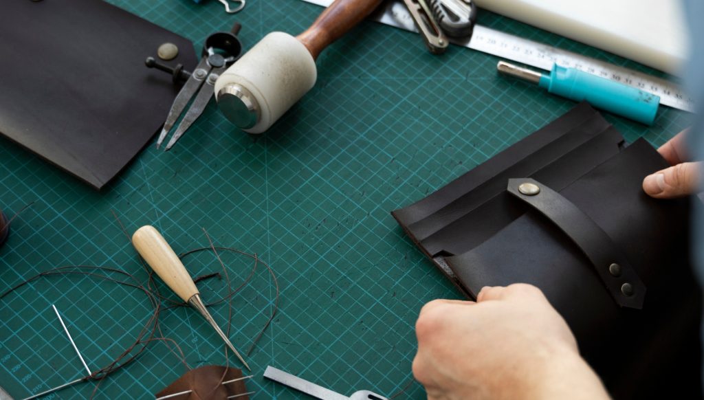 An application scenario or product detail of make a leather wallet - Image 5