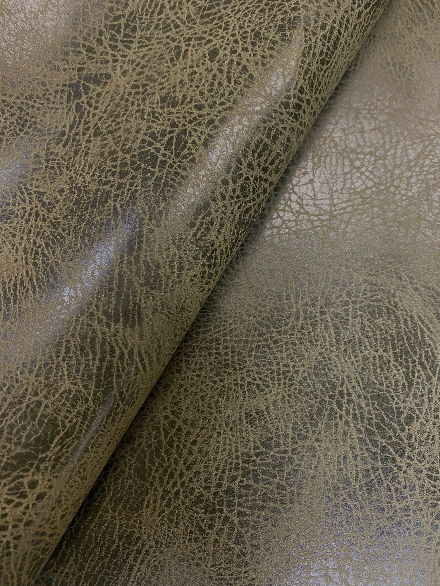 An application scenario or product detail of olive green leather fabric - Image 18