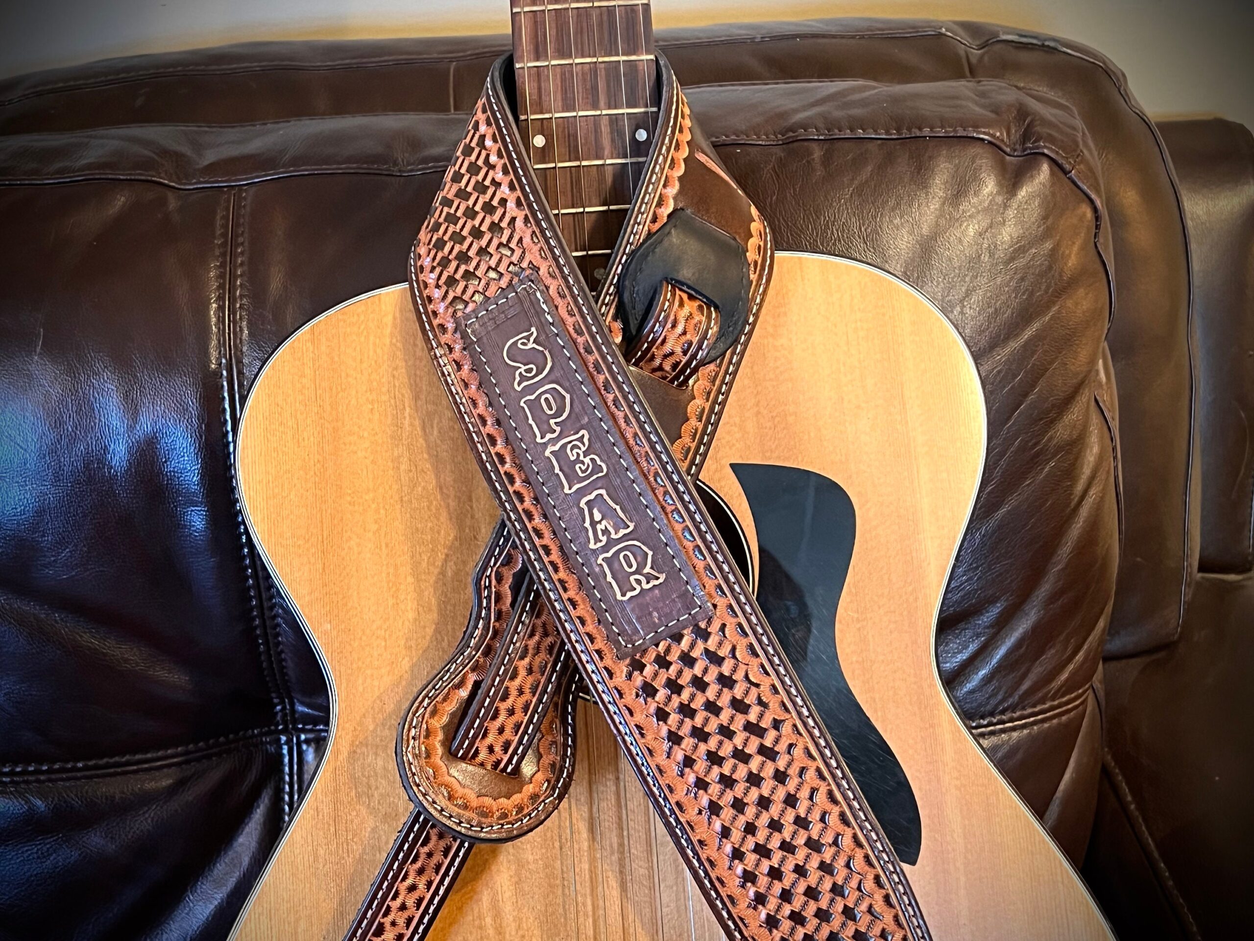 An application scenario or product detail of personalized custom leather guitar straps - Image 11