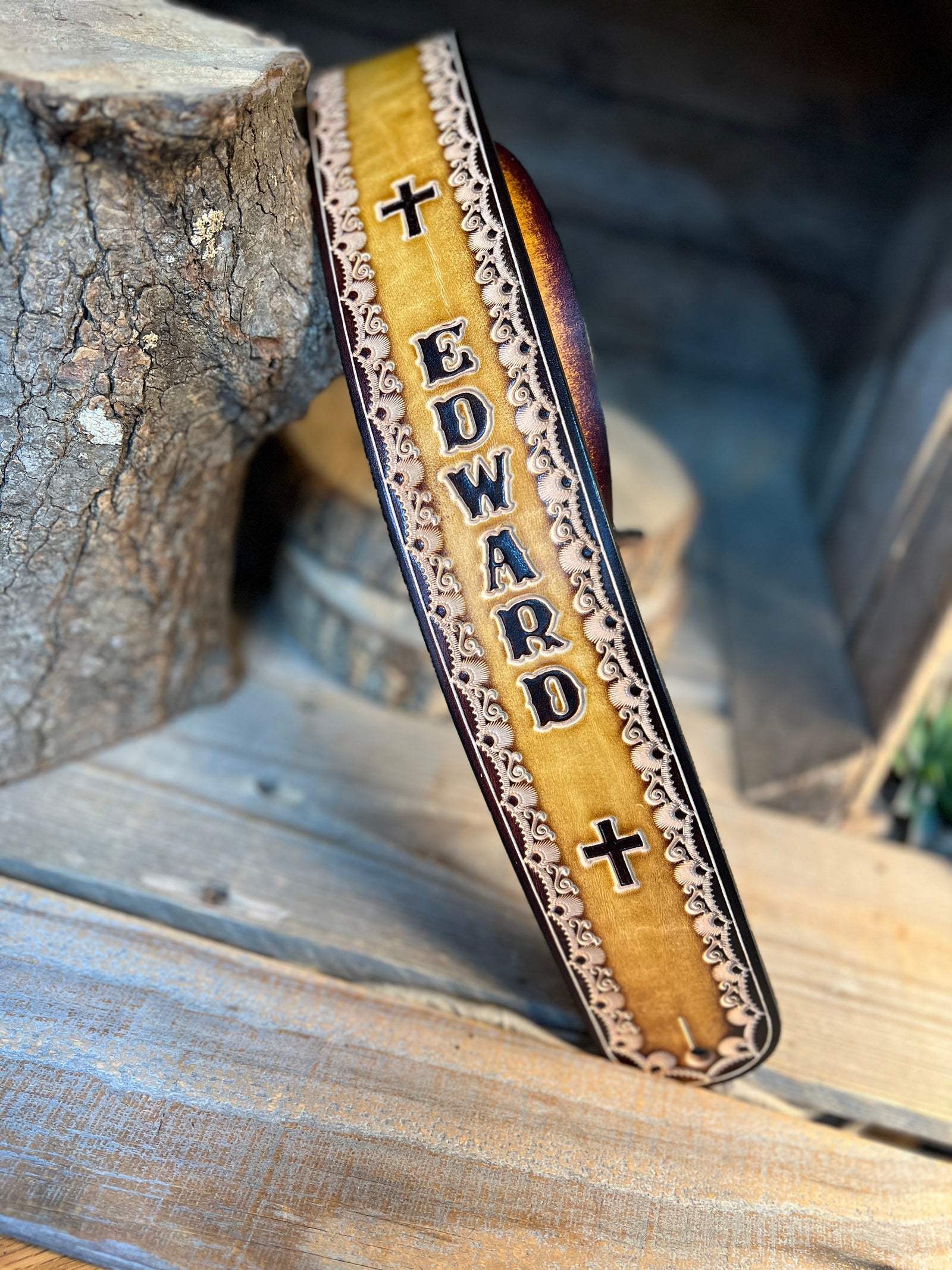 An application scenario or product detail of personalized custom leather guitar straps - Image 18