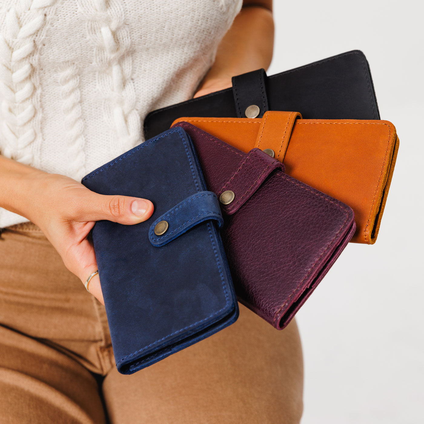An application scenario or product detail of portland leather company wallet - Image 9