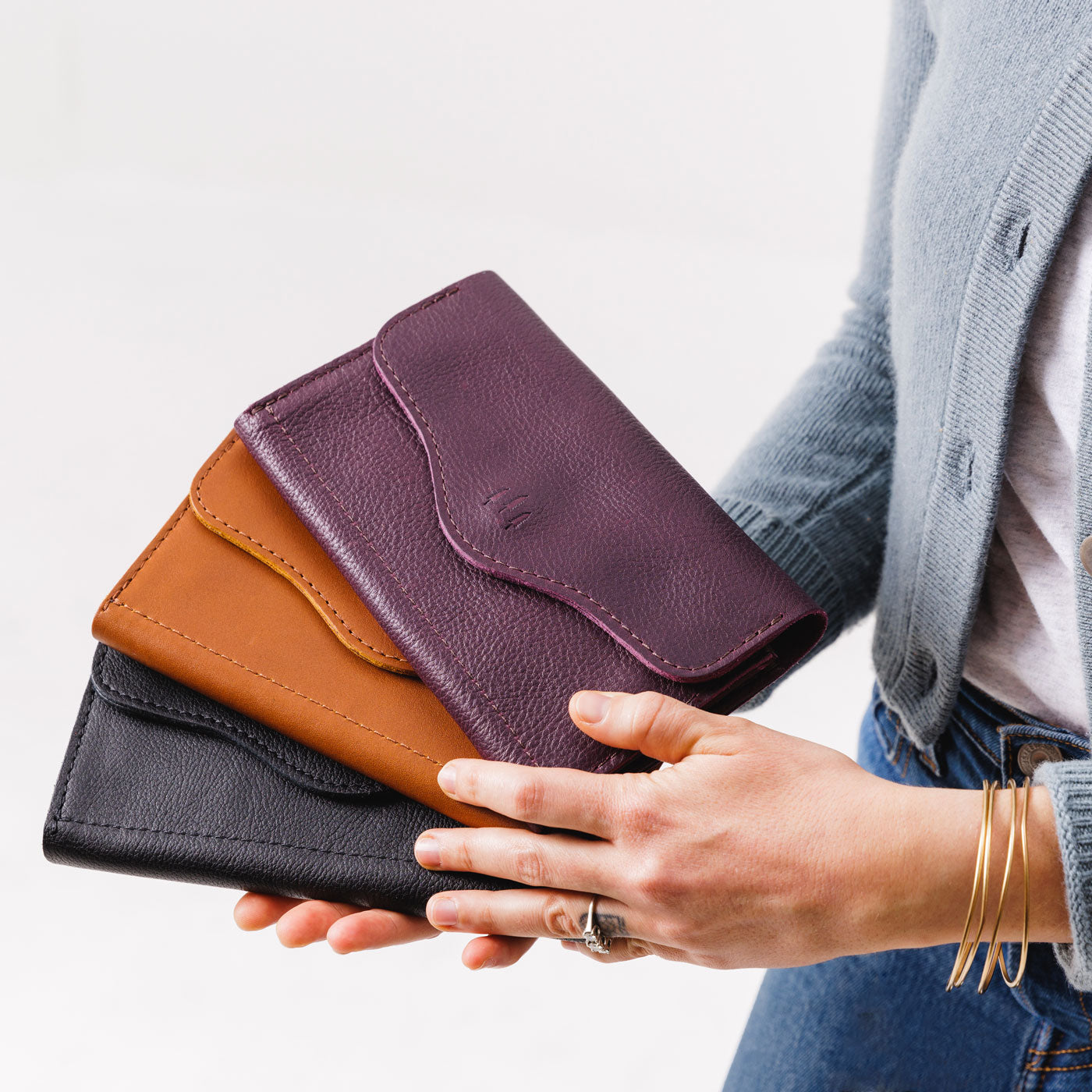 An application scenario or product detail of portland leather company wallet - Image 14