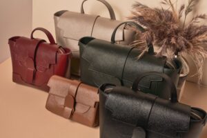 Featured image for the pu leather handbag guide