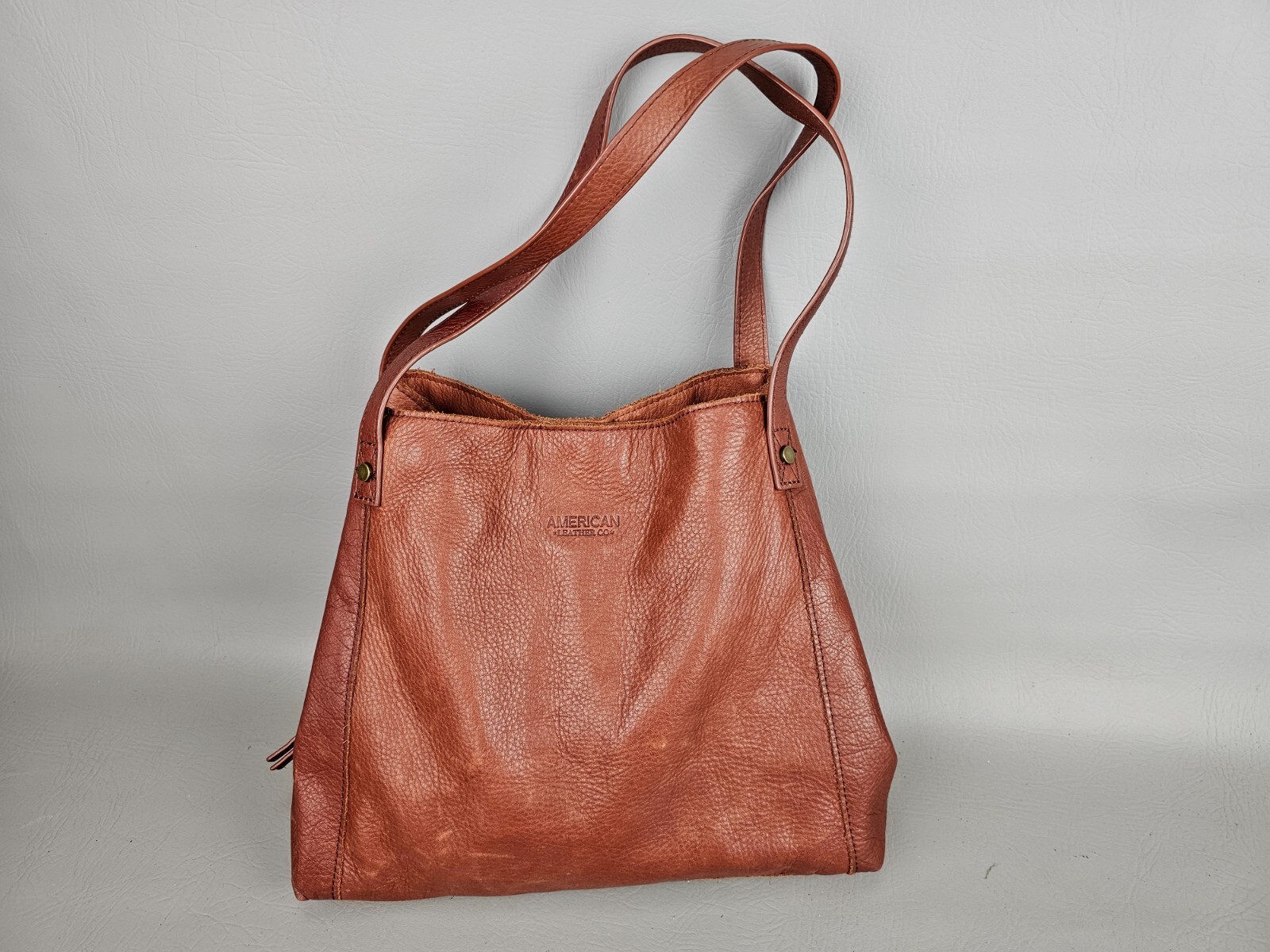 Featured image for the who sells american leather company handbags guide