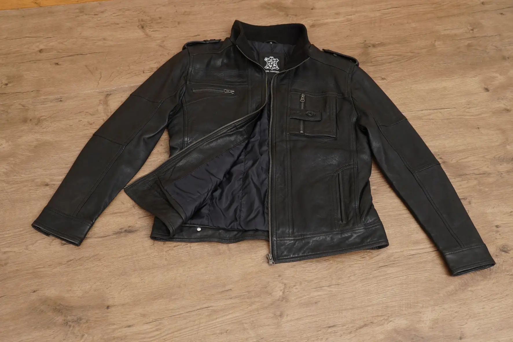 An application scenario or product detail of wholesale leather clothing - Image 20
