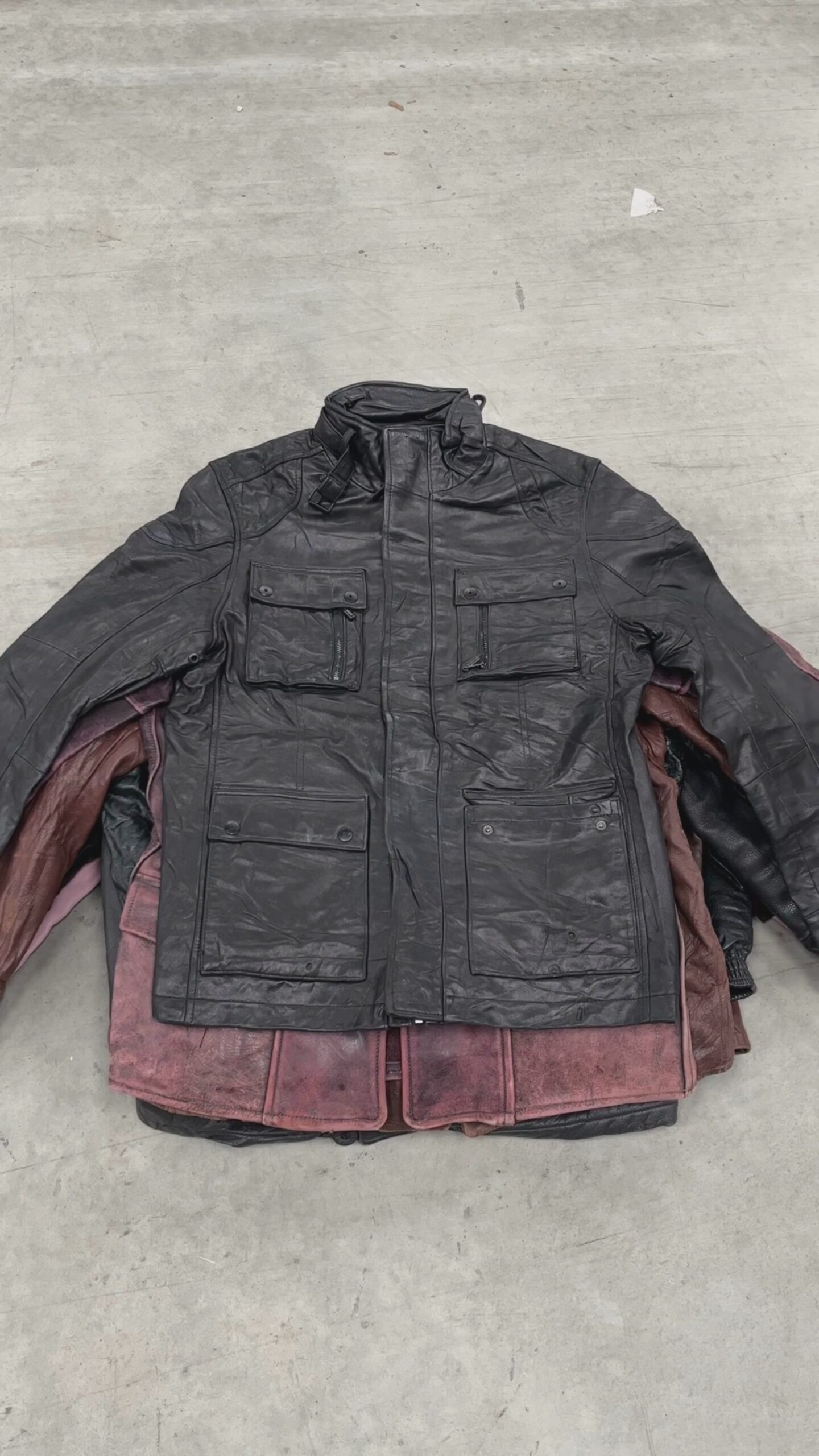 An application scenario or product detail of wholesale leather jackets - Image 17