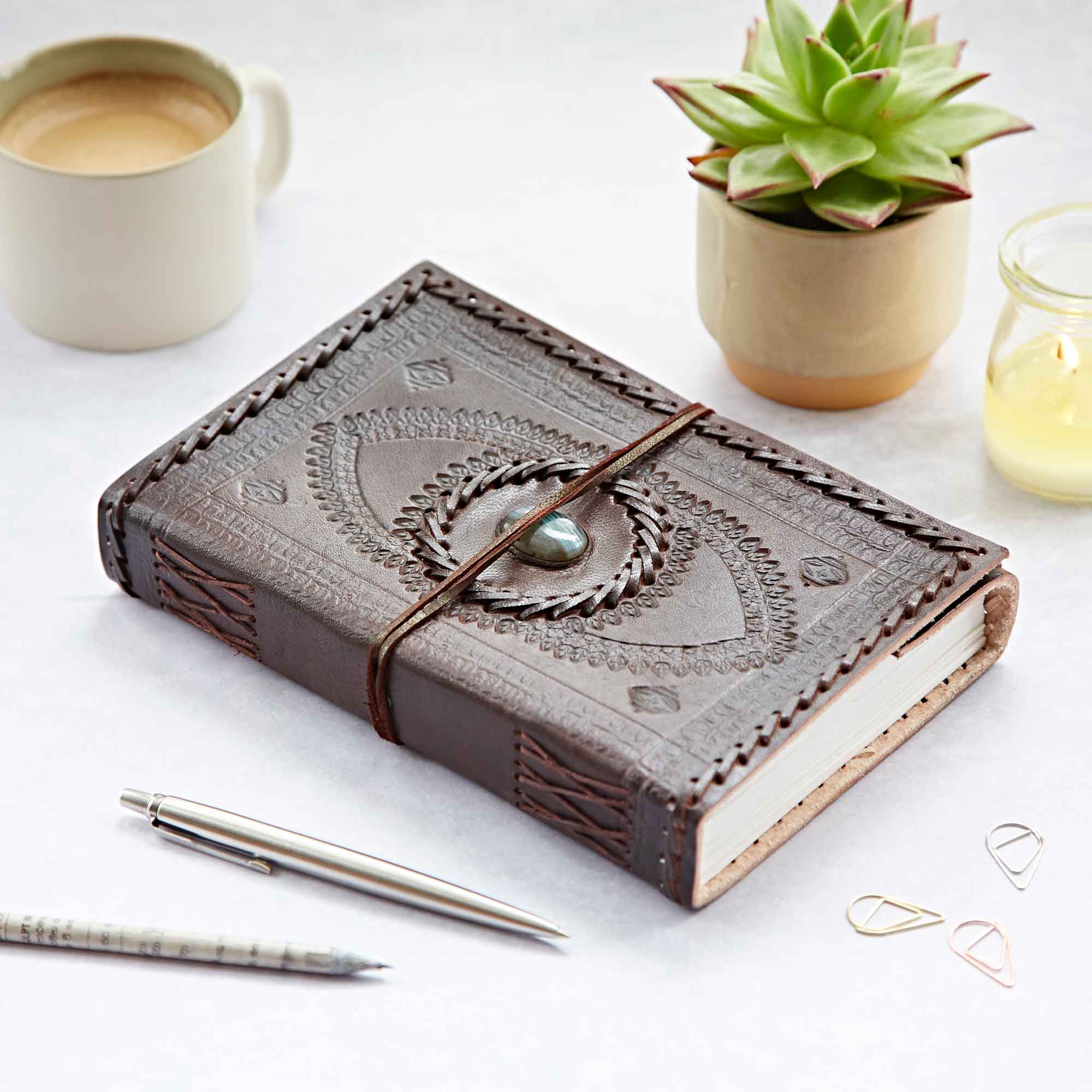 An application scenario or product detail of wholesale leather journals - Image 10