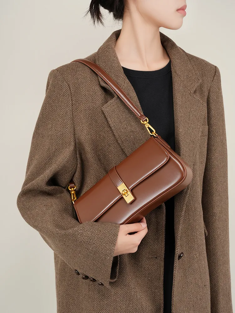 An application scenario or product detail of wholesale leather purses - Image 17
