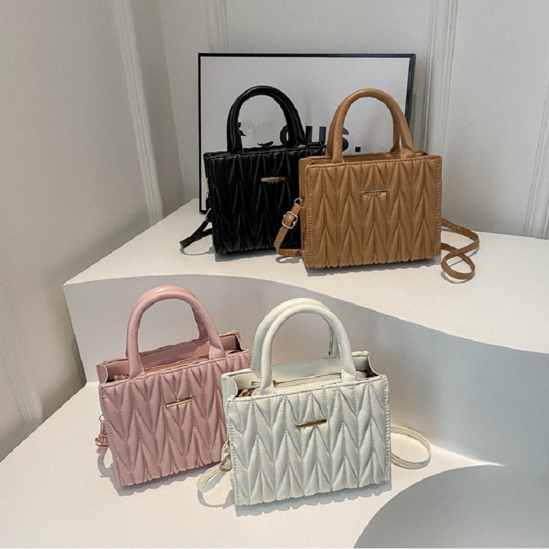 An application scenario or product detail of wholesale leather purses - Image 21