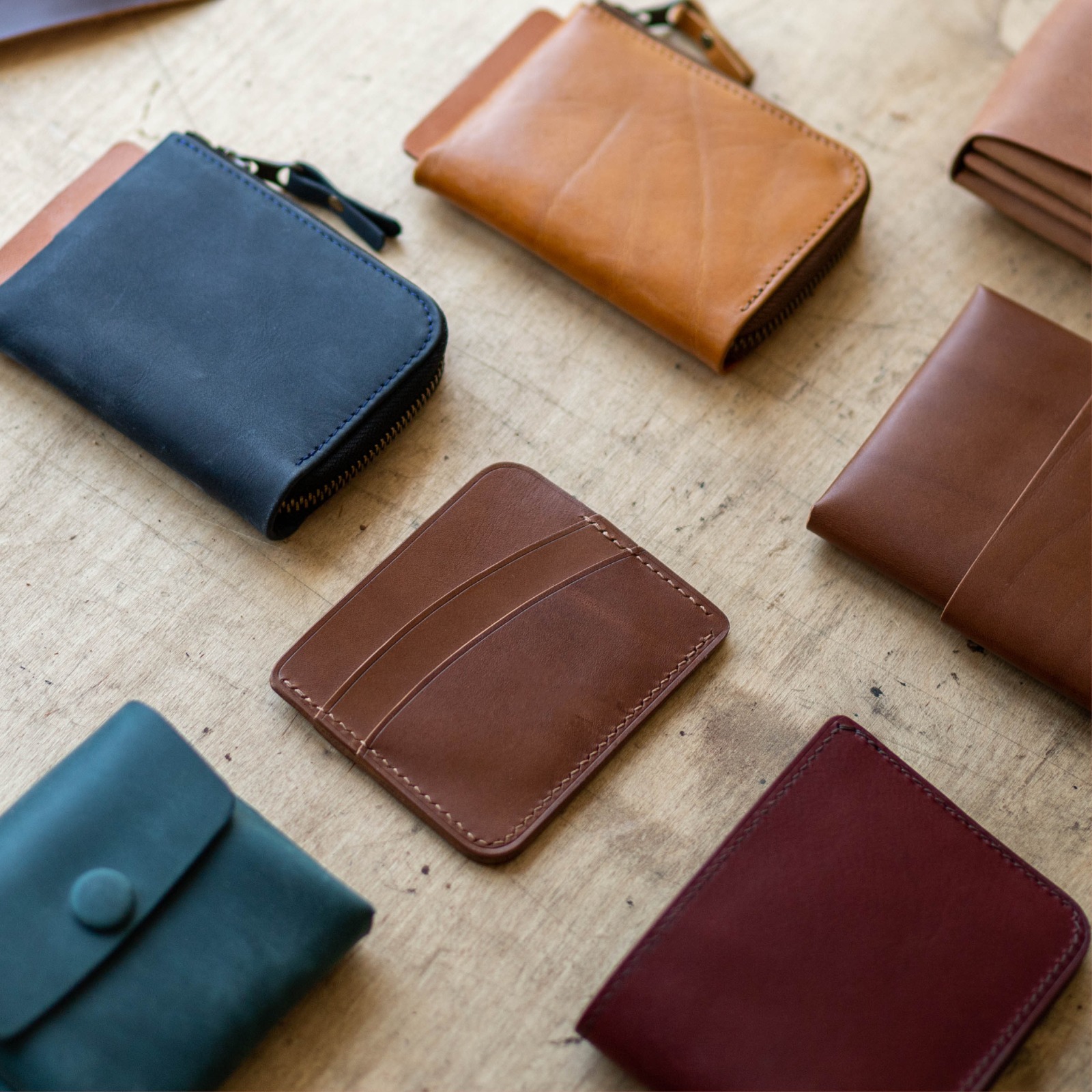 An application scenario or product detail of wholesale leather wallets - Image 15
