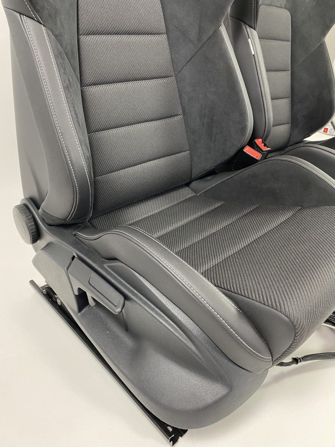 An application scenario or product detail of alcantara car seats - Image 9