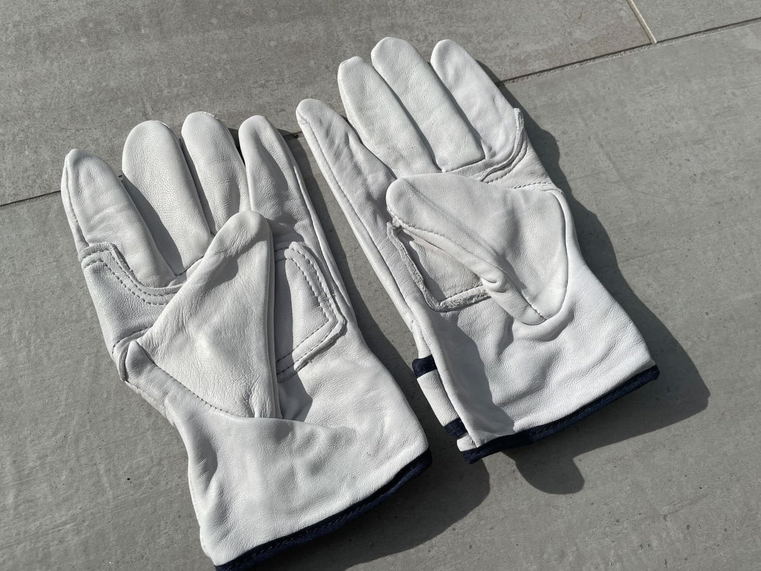 An application scenario or product detail of bulk leather gloves - Image 19