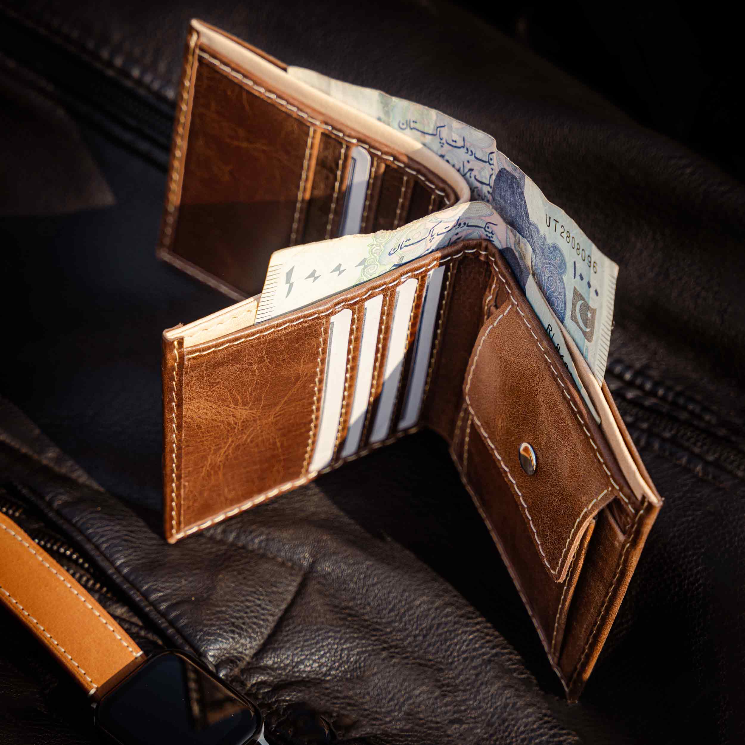 An application scenario or product detail of bulk leather wallets - Image 7