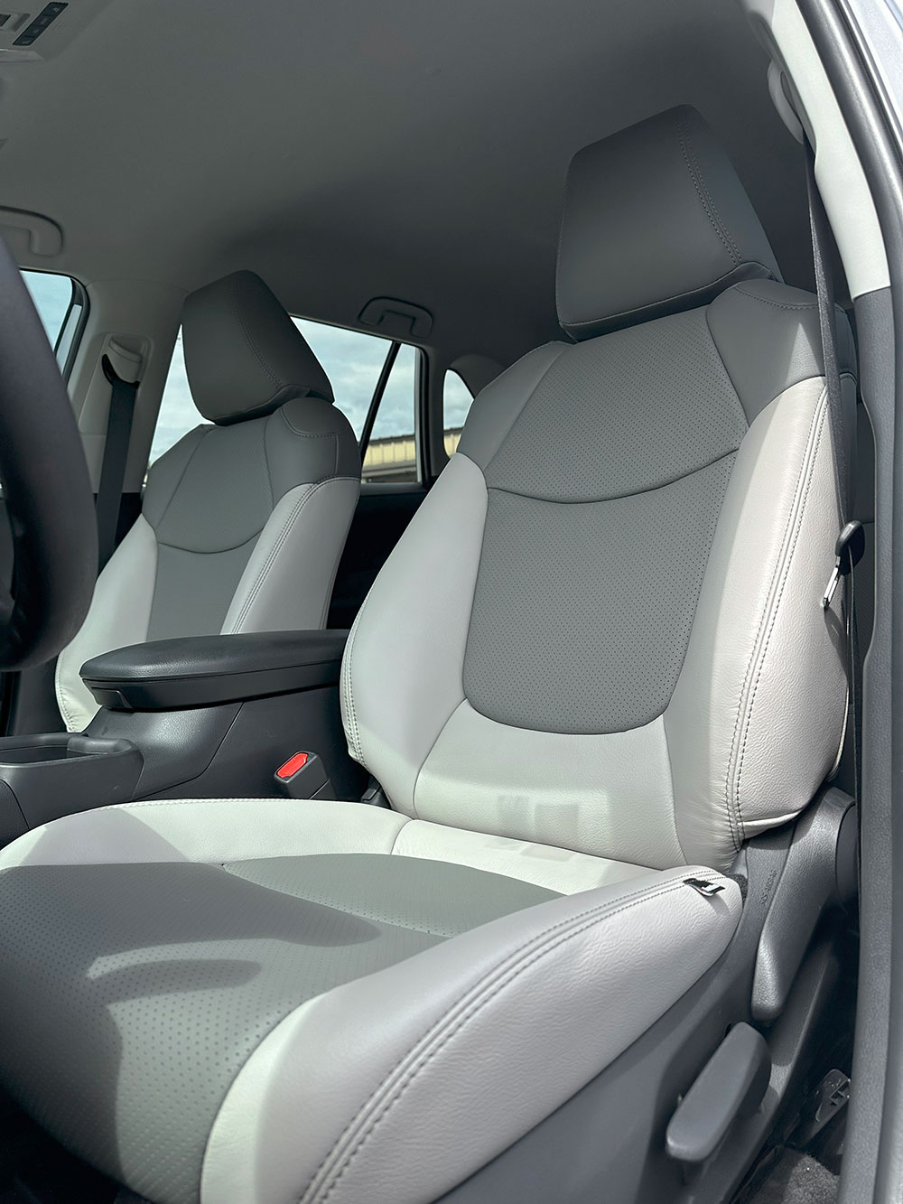 An application scenario or product detail of custom automotive leather seats - Image 15