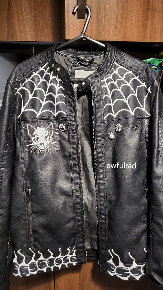 An application scenario or product detail of custom design leather jackets - Image 15