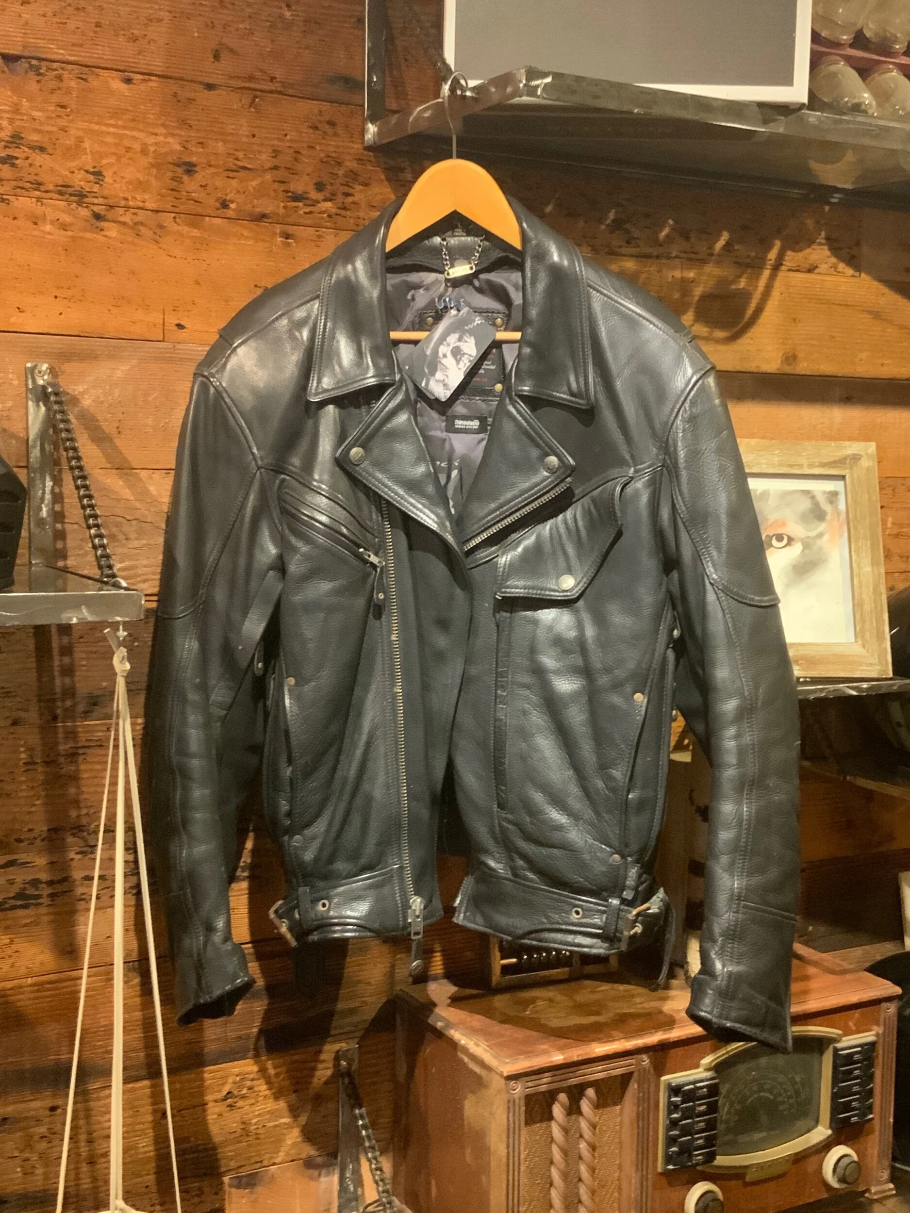 An application scenario or product detail of custom design leather jackets - Image 19