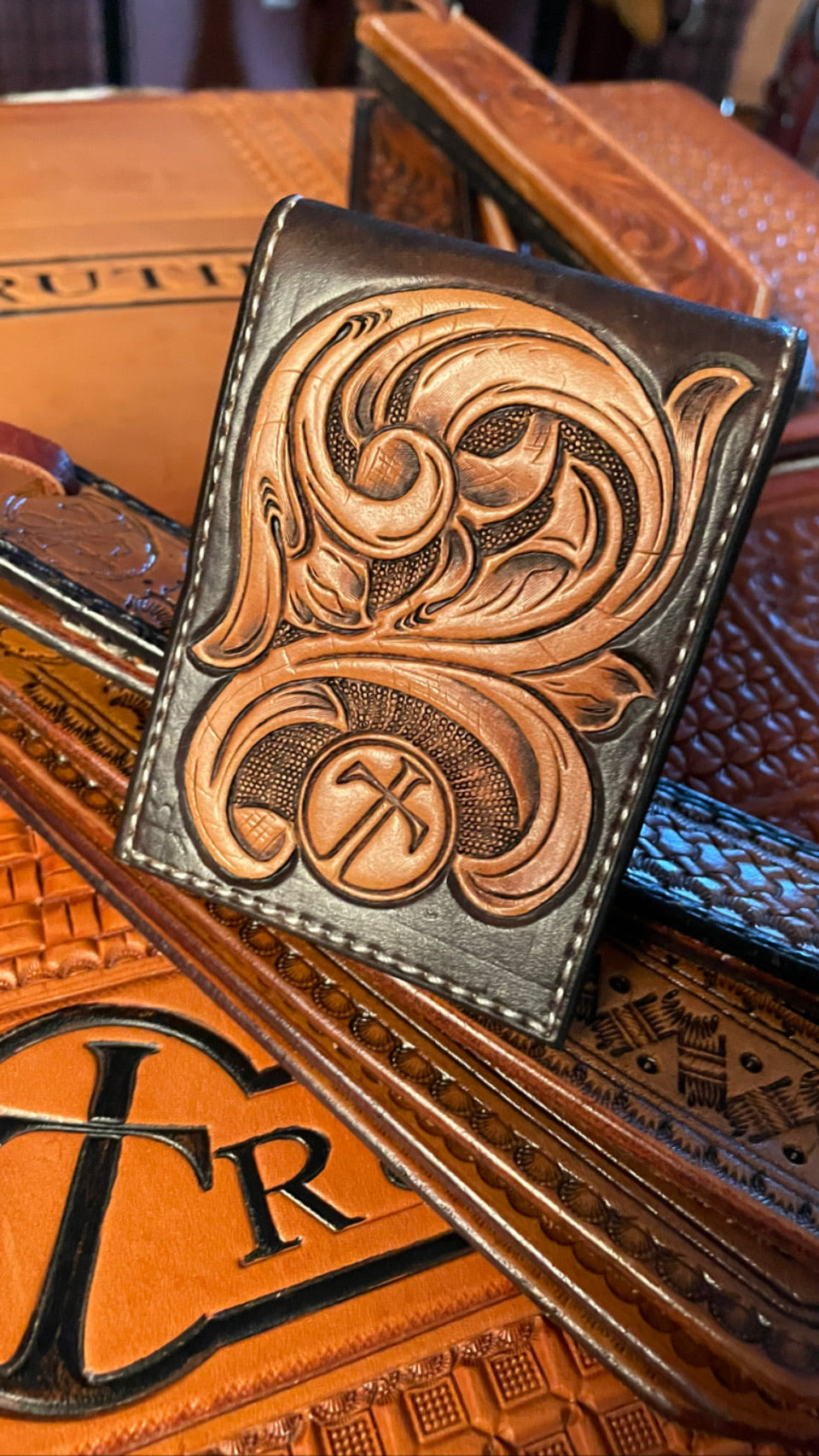 An application scenario or product detail of custom hand tooled leather wallets - Image 13