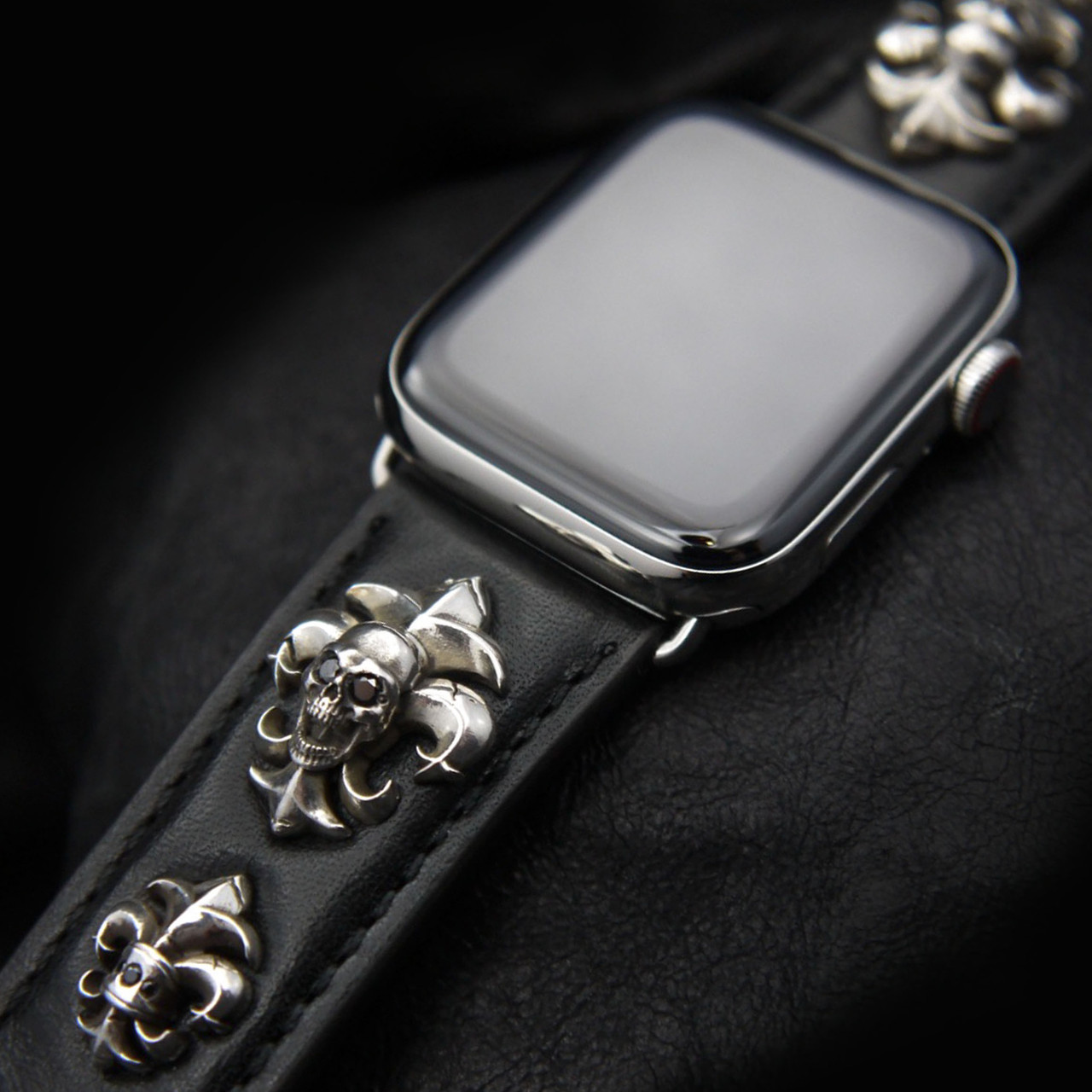 An application scenario or product detail of custom leather apple watch bands - Image 10