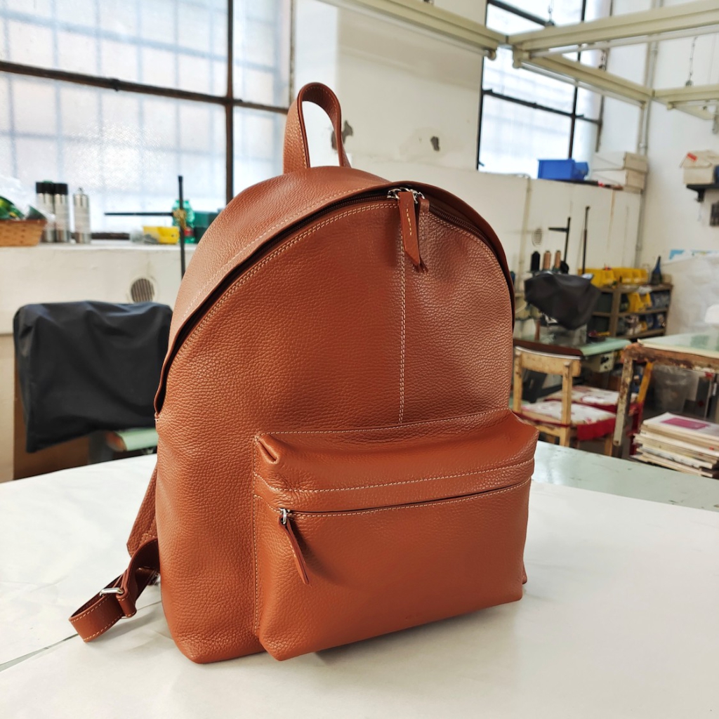 An application scenario or product detail of custom leather backpack - Image 15